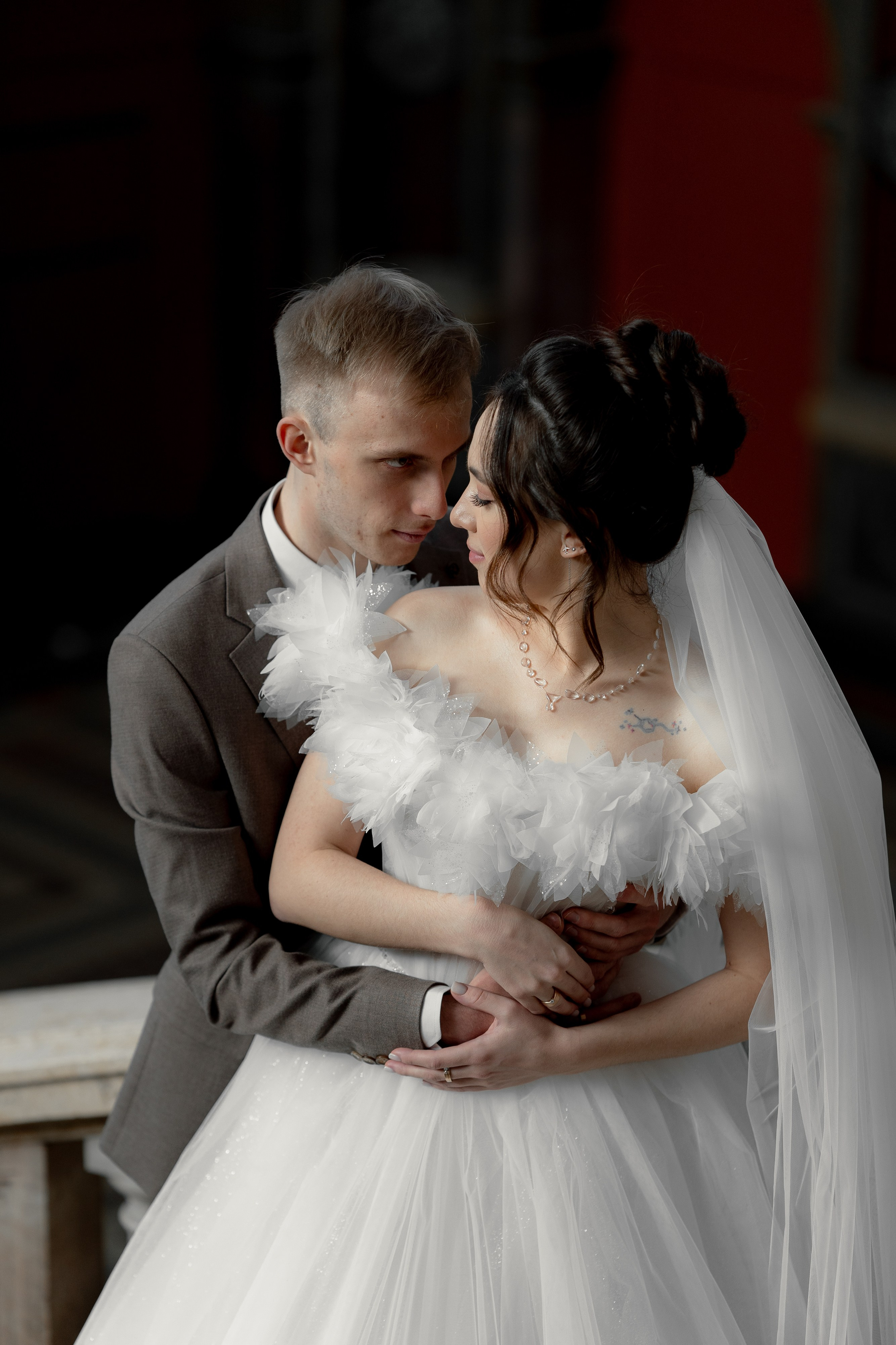 Жених целует невесту на свадебной фотосессии в Академии Штиглица