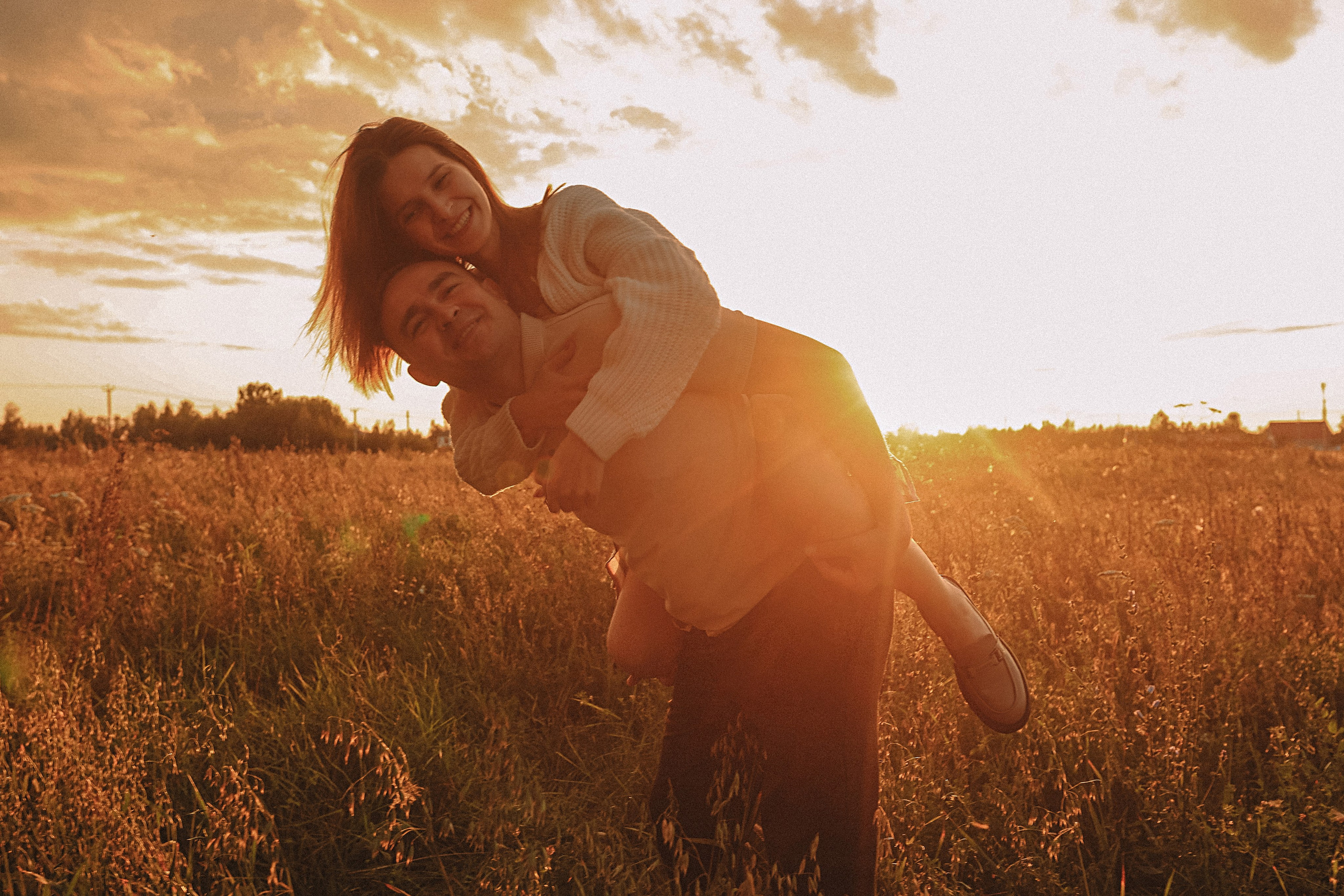 Поле love story на закате. Семейный фотограф Тюмень, фотограф на роды Салмина Мария