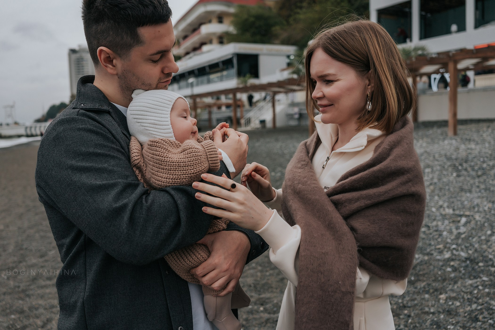 Семейная фотосессия прогулка на море. Фотограф на роды Москва. Фотограф новорожденных Москва