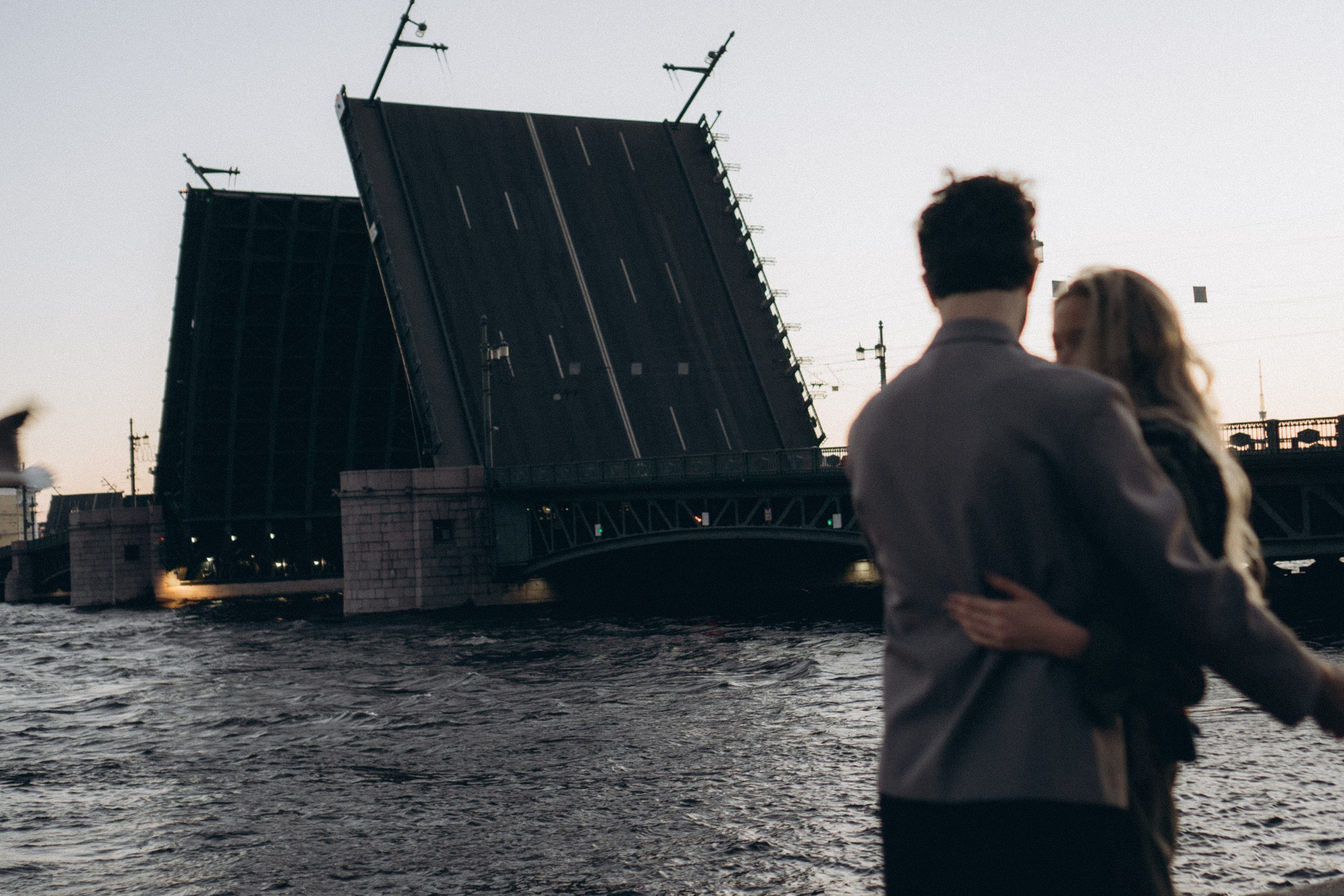 СВАДЕБНАЯ СЬЕМКА ПАРЫ НА РАССВЕТЕ В БЕЛЫЕ НОЧИ И ПРОГУЛКА С РАЗВОДНЫМИ МОСТАМИ И ПИКНИК ВОЗЛЕ ИСАКИЕВСКОГО СОБОРА. Профессиональный фотограф, Санкт-Петербург — Виктория Богомолова