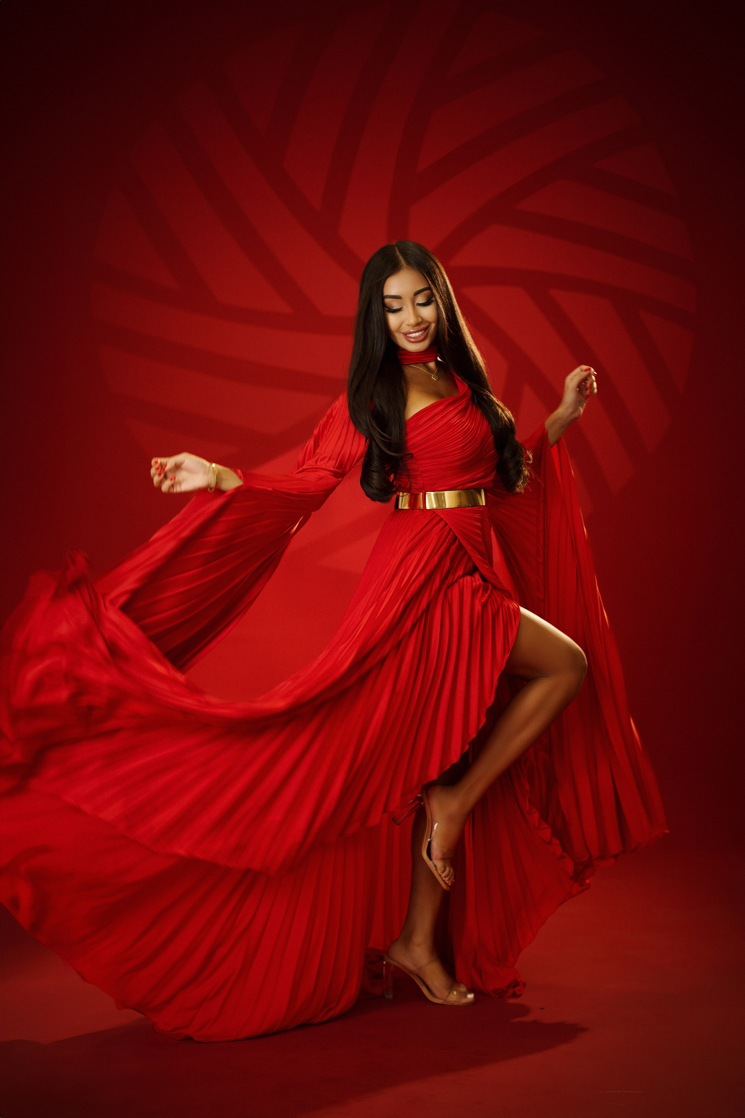 Женщина в вечернем платье на фоне красном  фотосессия в Краснодаре в студии цена.