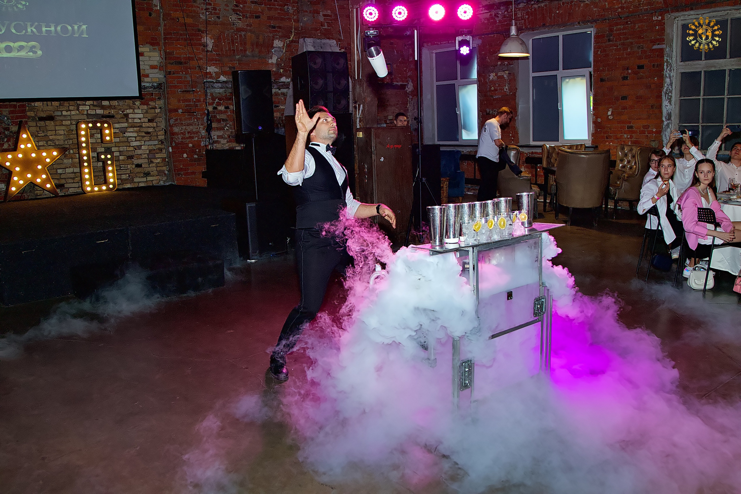 Выпускной 2023 (9-й класс, школа № 46). Loft Urban. Москва. Репортажная съемка в Москве и области. Анималистика