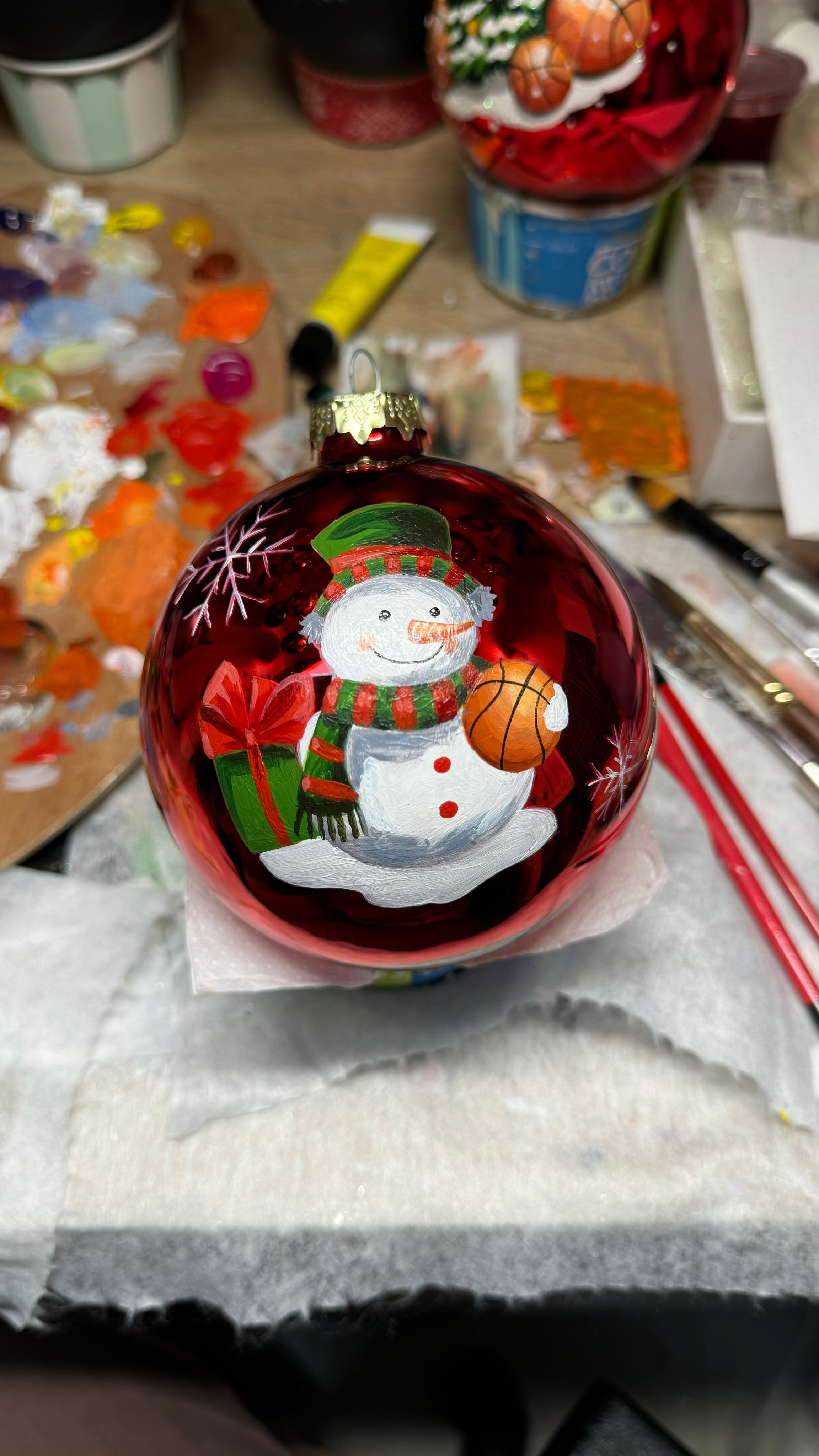 ArtSHARm- наше портфолио по ёлочным шарам с ручной росписью. Художественная ручная роспись елочных шаров, корпоративные подарки и восковые аромасвечи