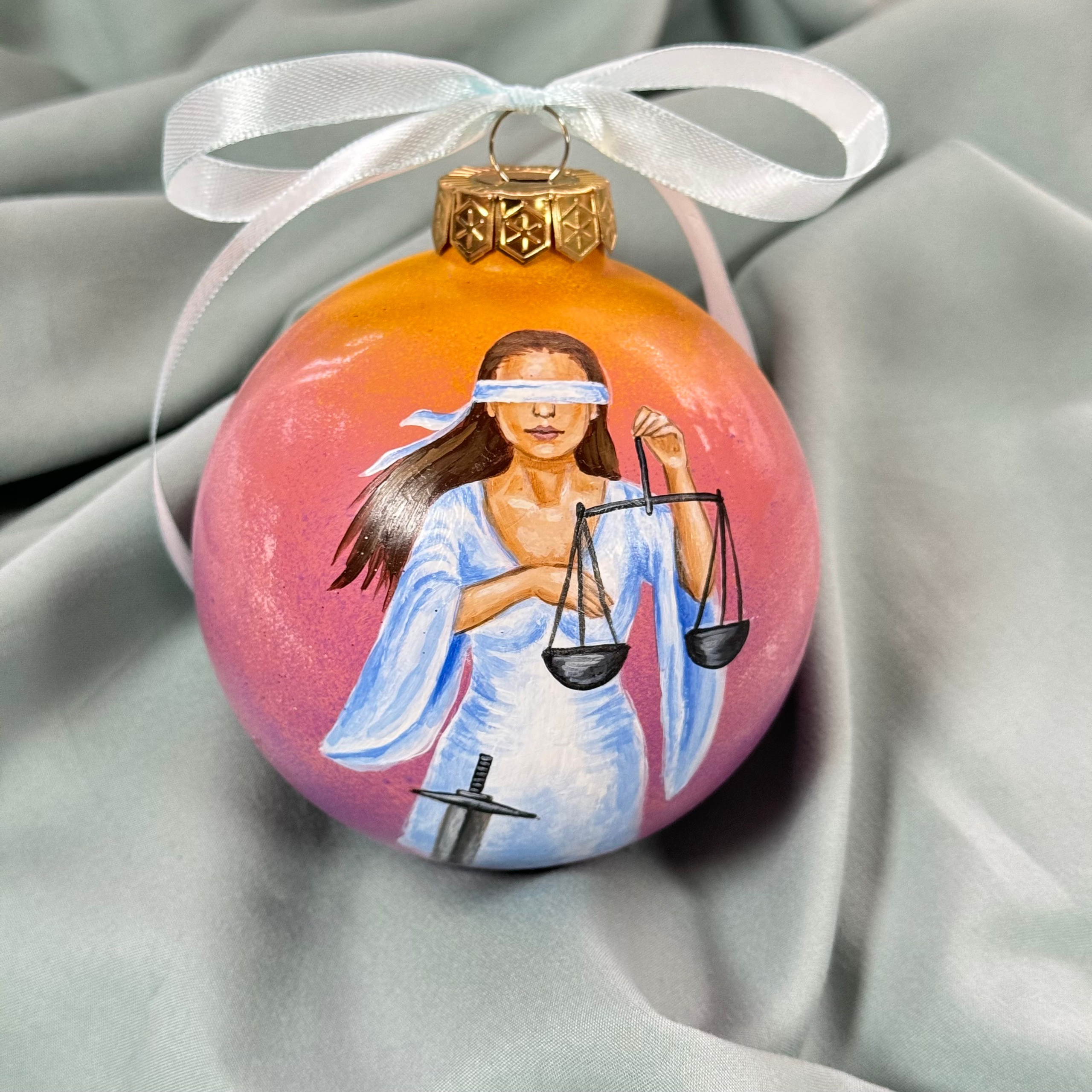 ArtSHARm- наше портфолио по ёлочным шарам с ручной росписью. Художественная ручная роспись елочных шаров, корпоративные подарки и восковые аромасвечи