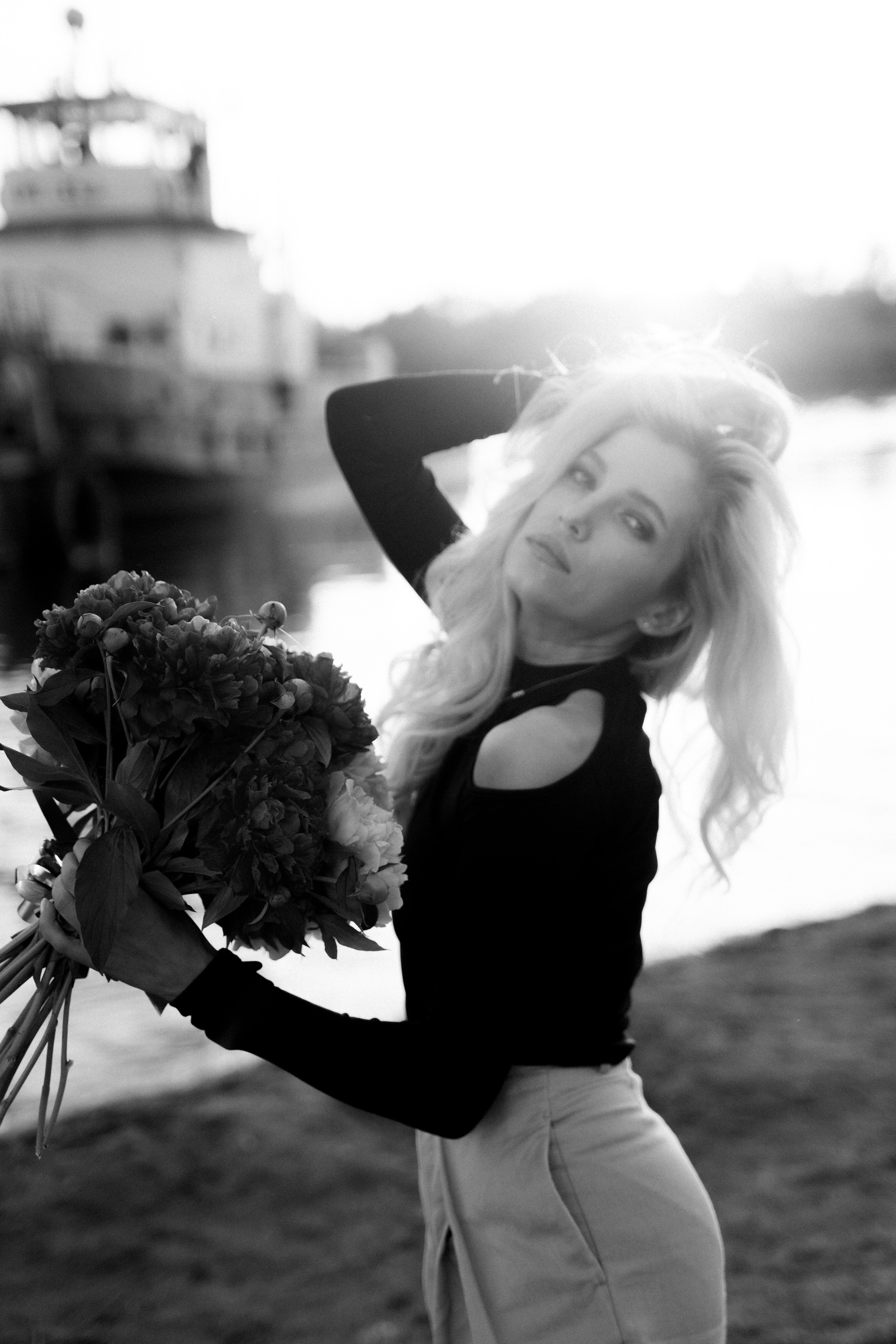 Девушки на берегу