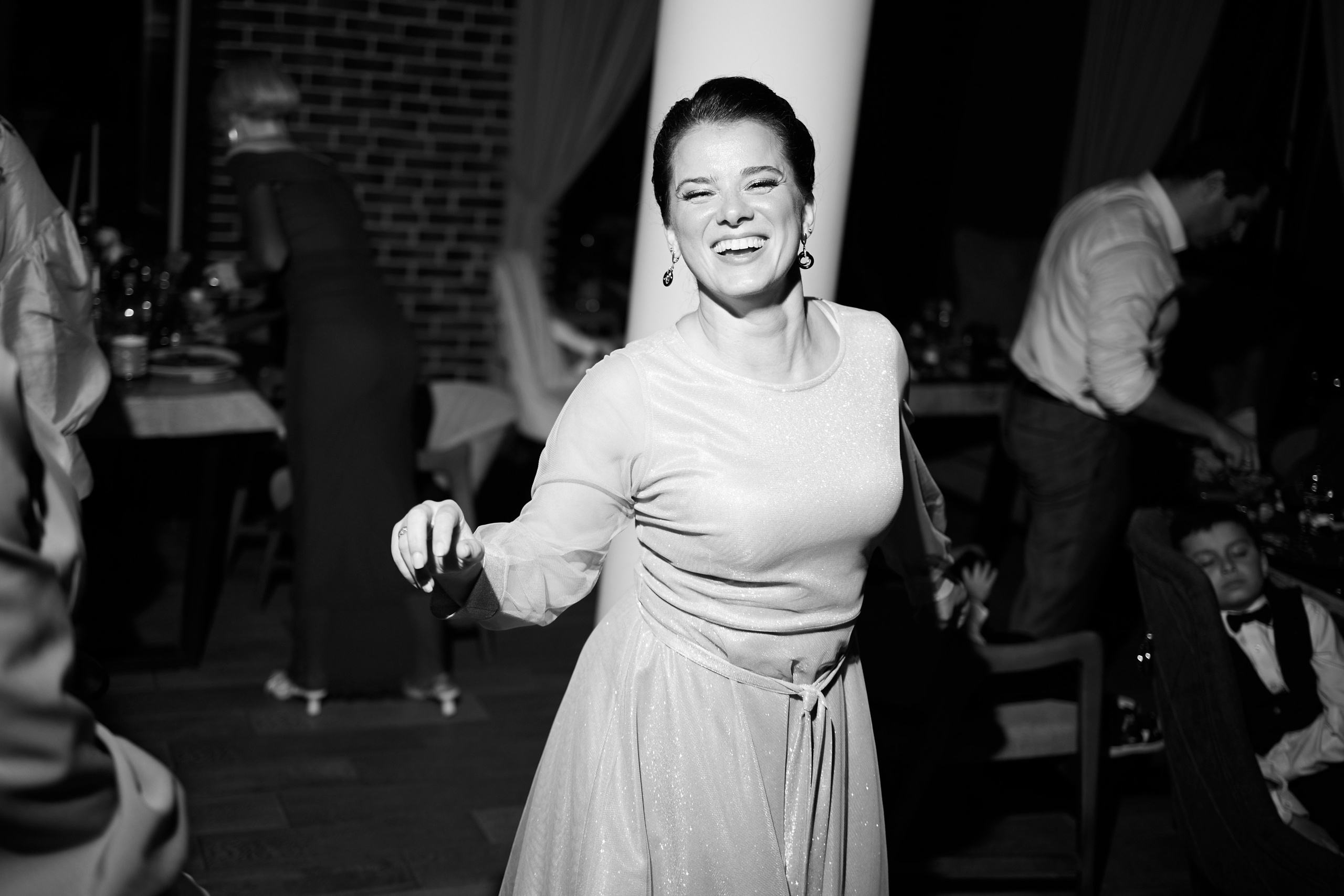 Черно белая фотография девушки в платье на взрослом дне рождения.