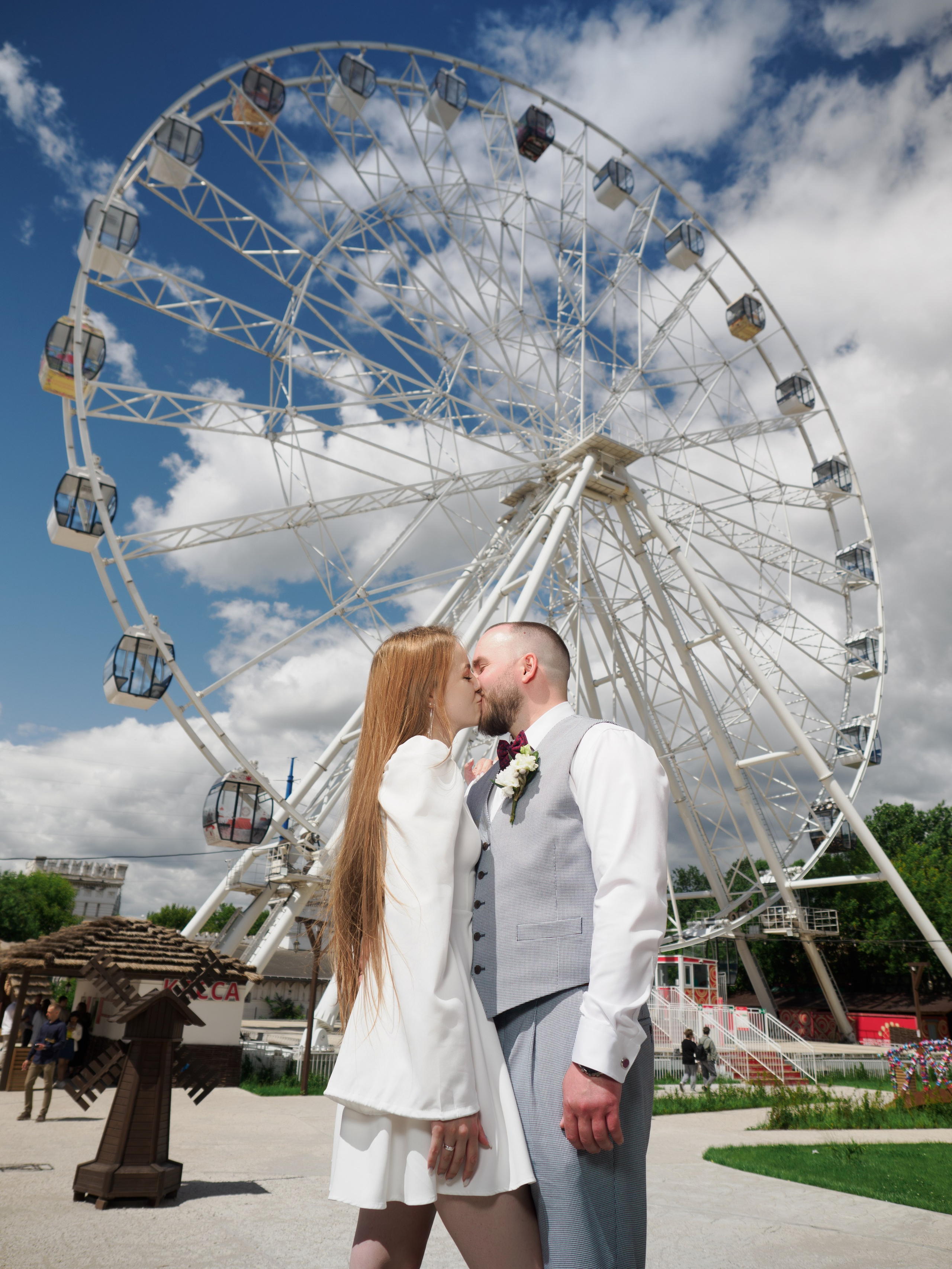 Фото молодожёнов на фоне колеса обозрения в Москве в Измайлово