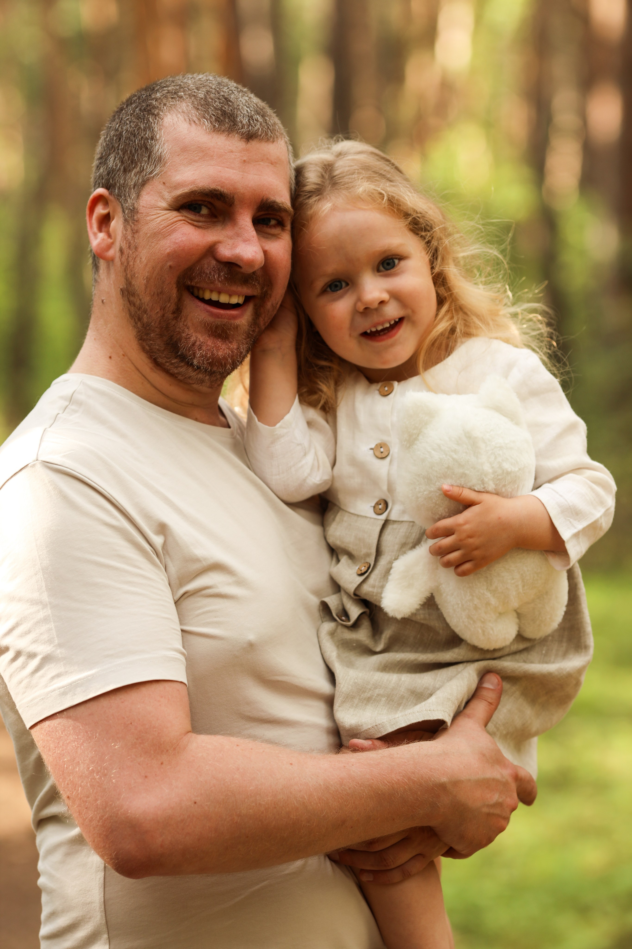 Чудесная семья на прогулке в лесу