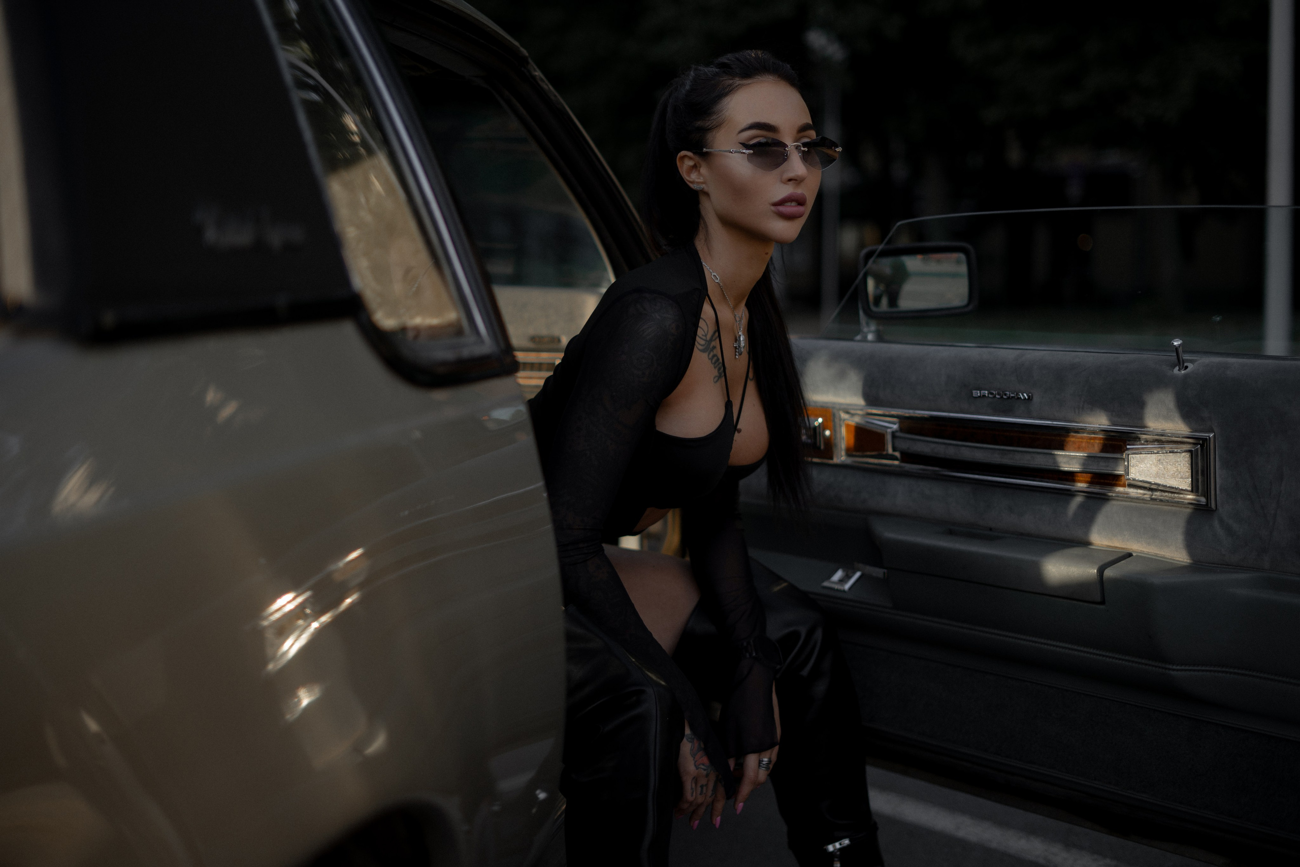 Брутальная женственность: татуированная модель в городской фотосессии