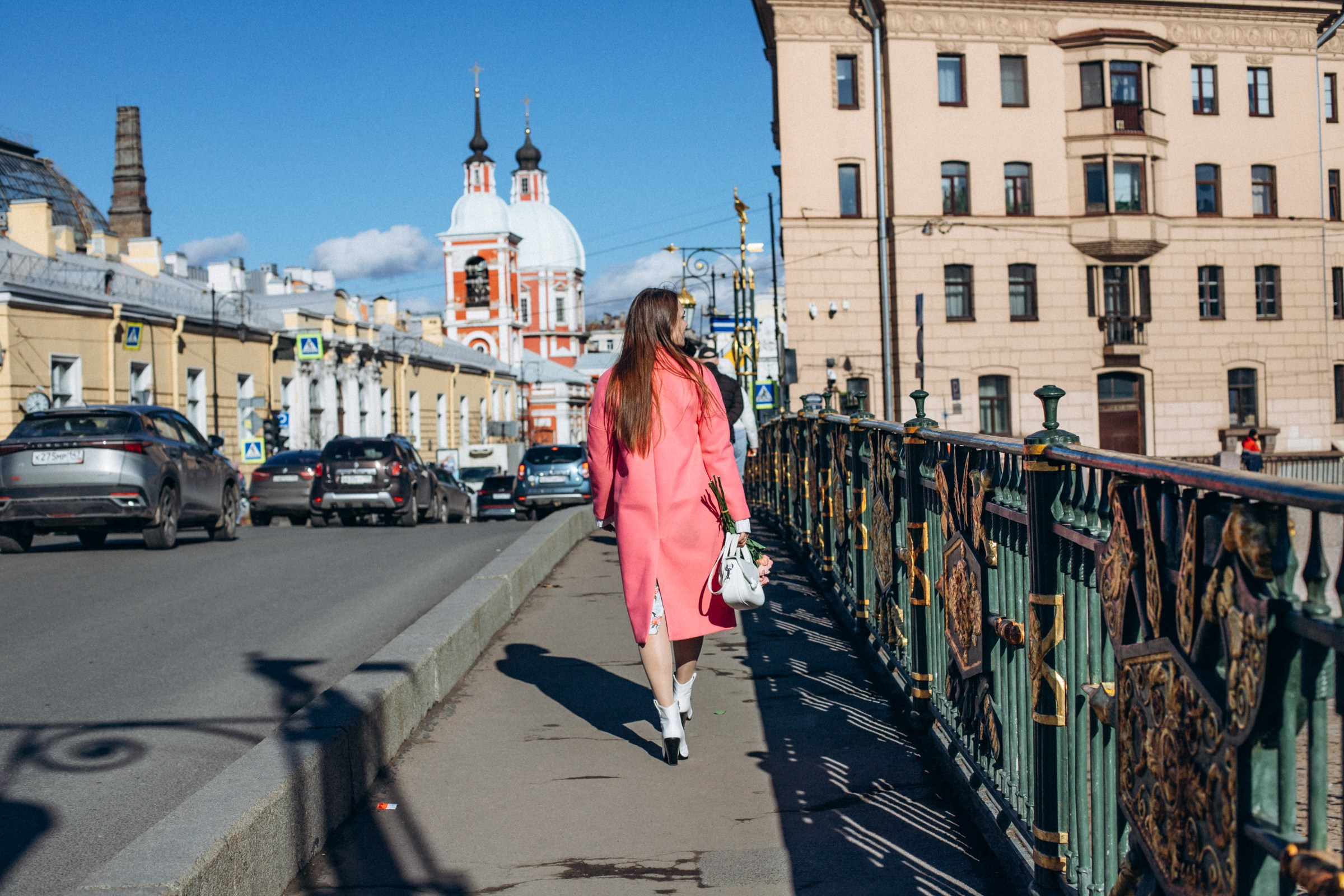 Анастасия с подругами в апреле. Фотопрогулка в Петербурге. Индивидуальный и семейный фотограф в Санкт-Петербурге