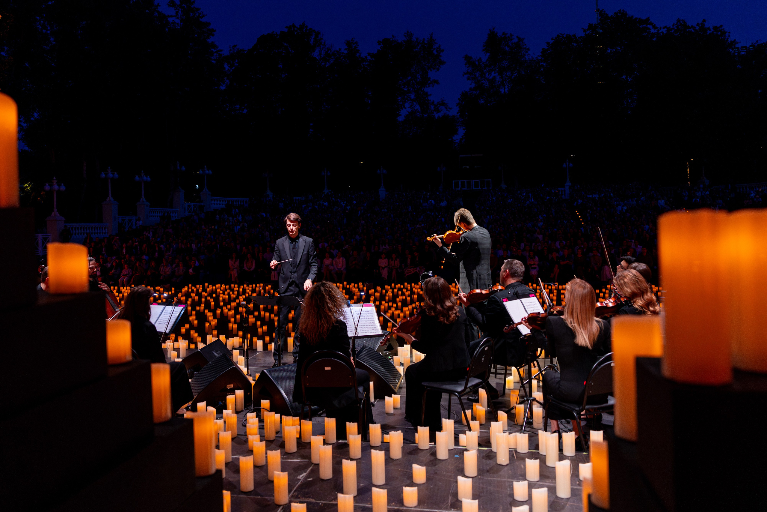 Симфонический оркестр Lumisfera при свечах. Фотограф Никита Комаров
