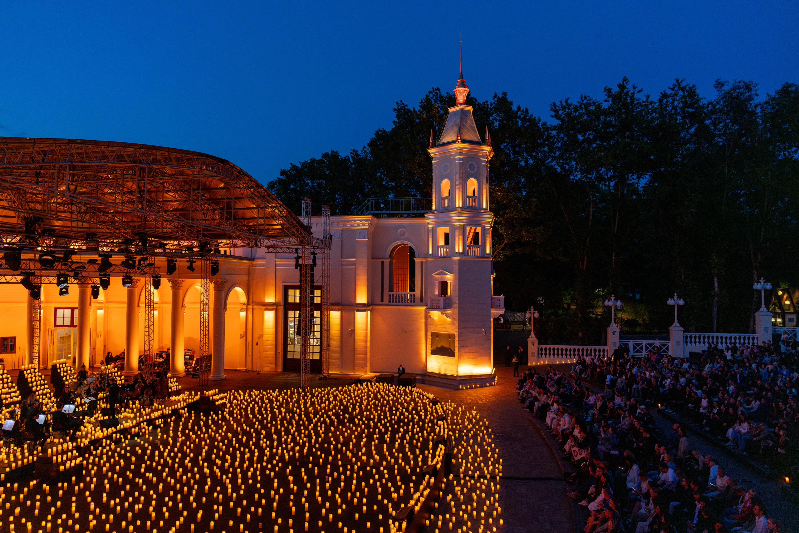 Симфонический оркестр Lumisfera при свечах. Фотограф Никита Комаров