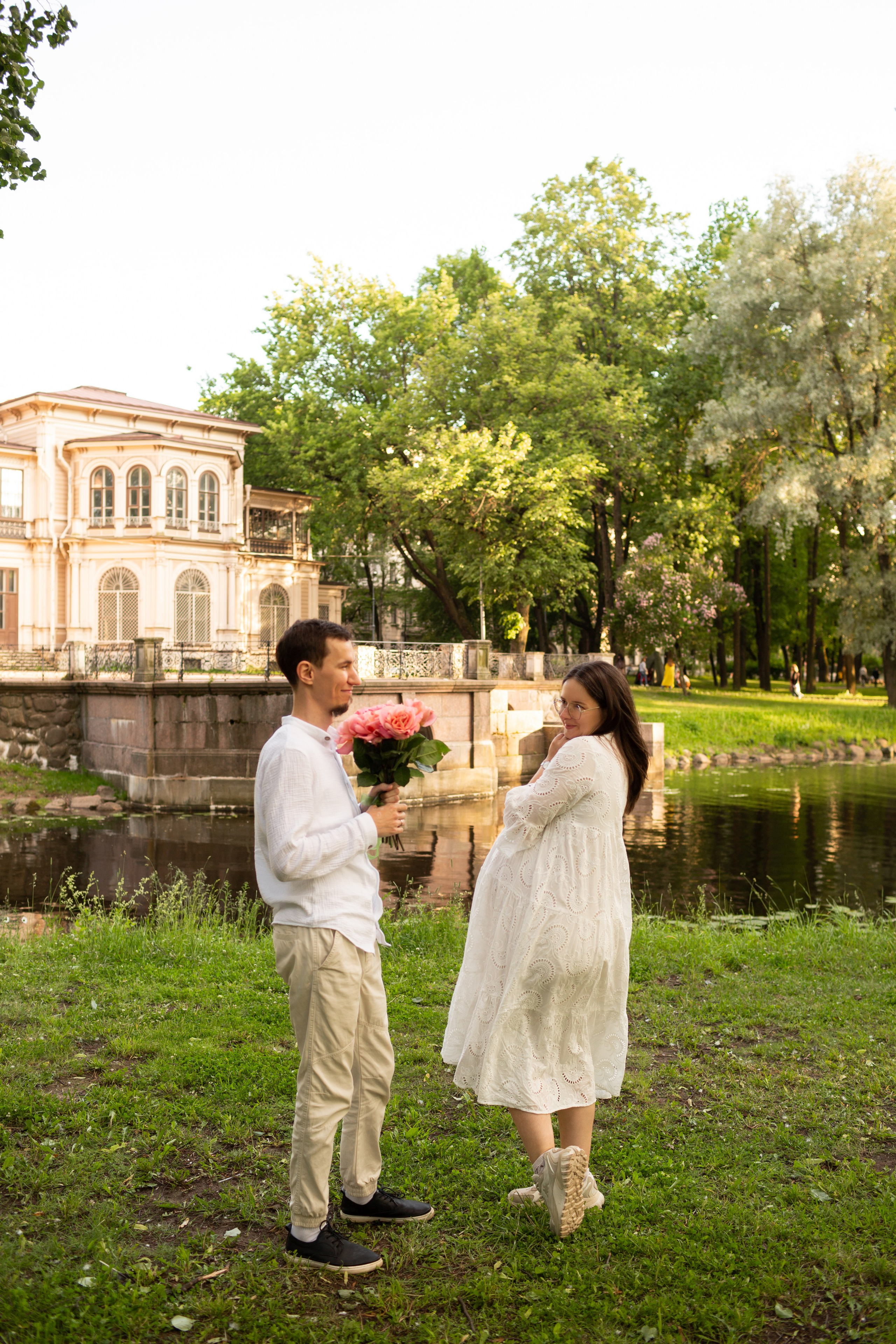 Фотосессия пары в ожидании ребёнка на закате.