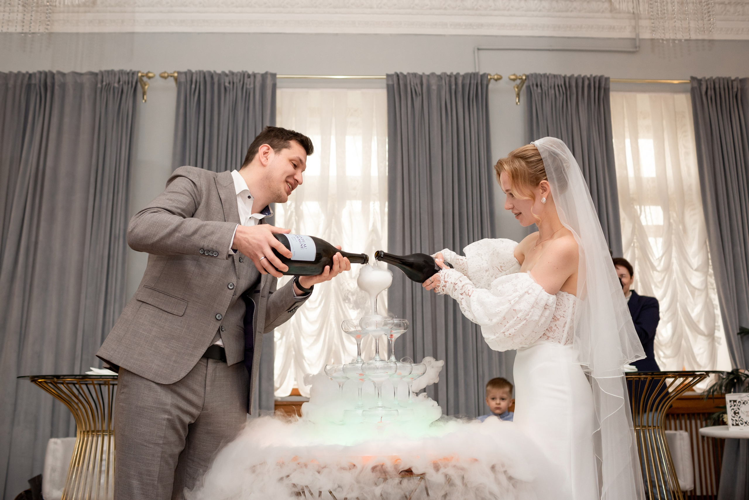 Фотосессия во дворце бракосочетания. Свадебный фотограф Кирилл Белый