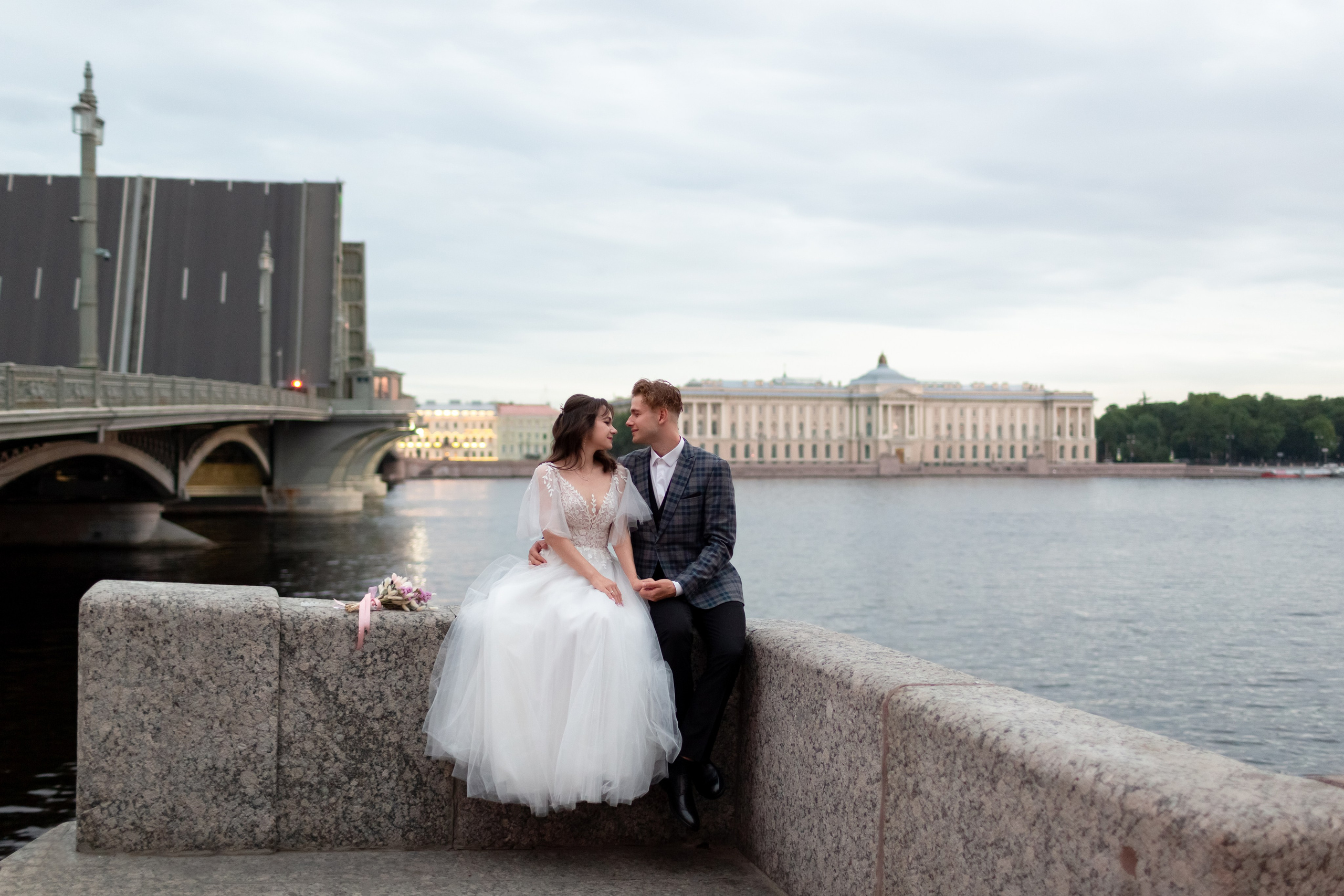 Нежный момент на фоне разводного моста