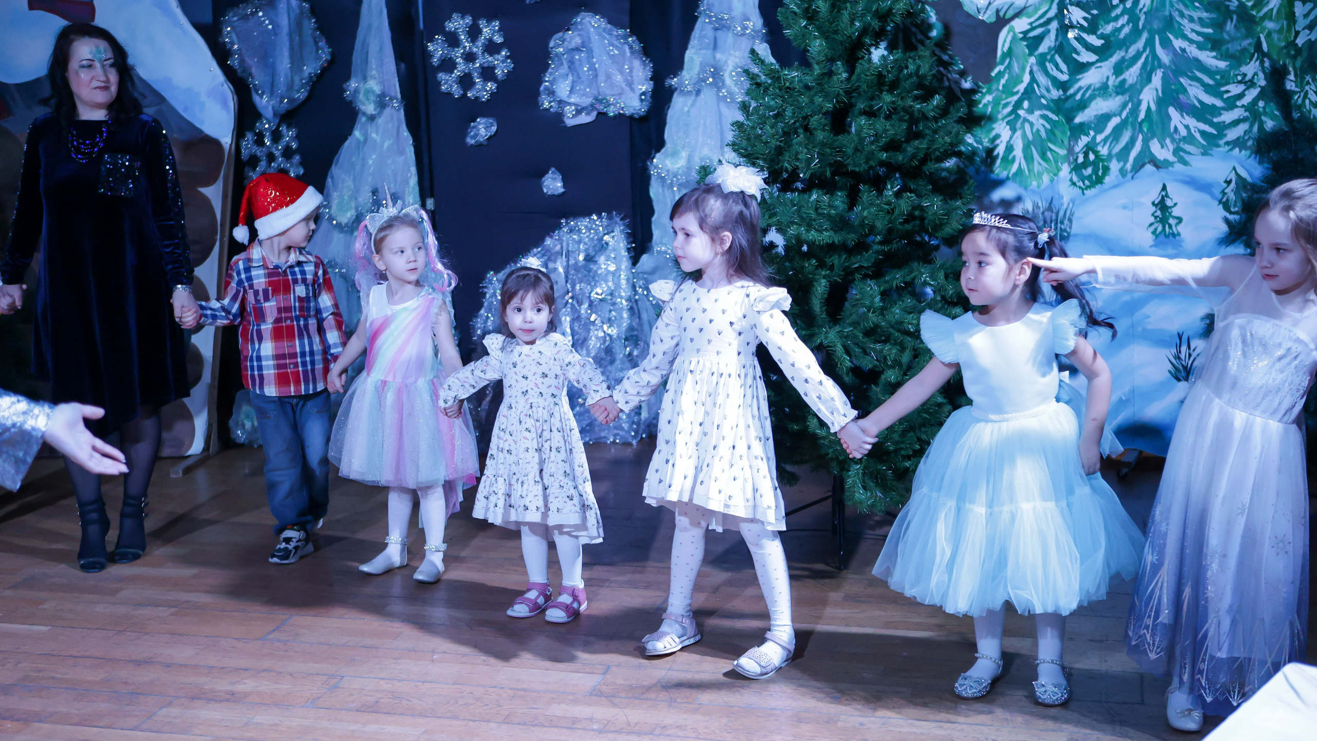 Новогодняя скачзка центр детского творчесва Подольск. Выпускные альбомы и школьный фотограф в Подольске, Троицке, Щербинке, Москве и Московской области