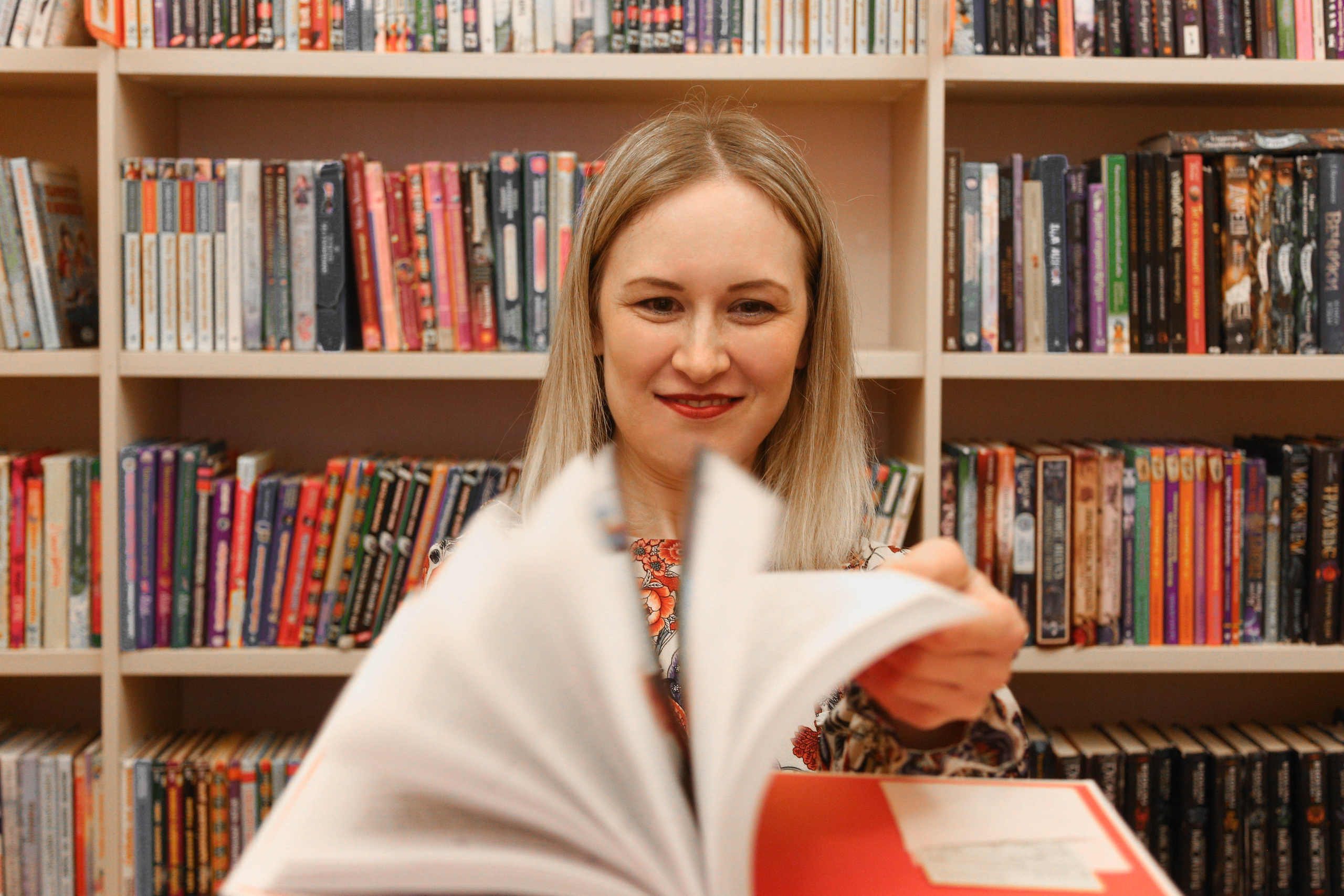 Маша в библиотеке. Фотограф Пермь. Фотосессия в фотостудии Перми и на свежем воздухе