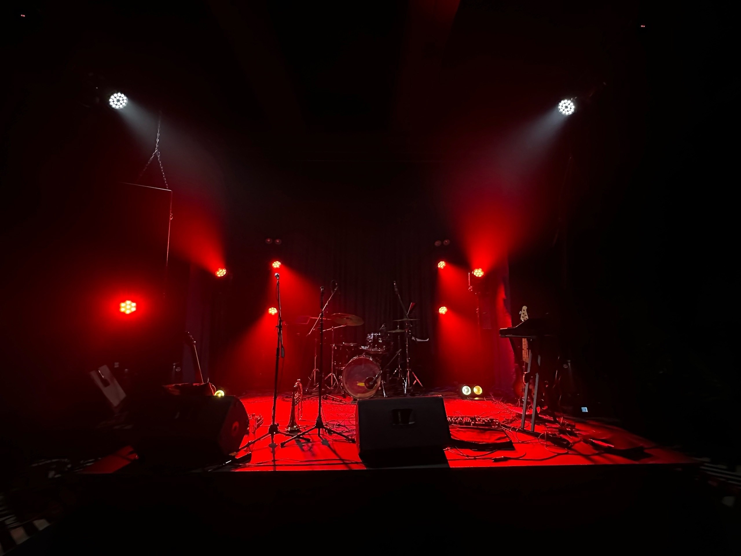 Juniper Masts Санкт-Петербург. Художник по свету Егор Сапожников