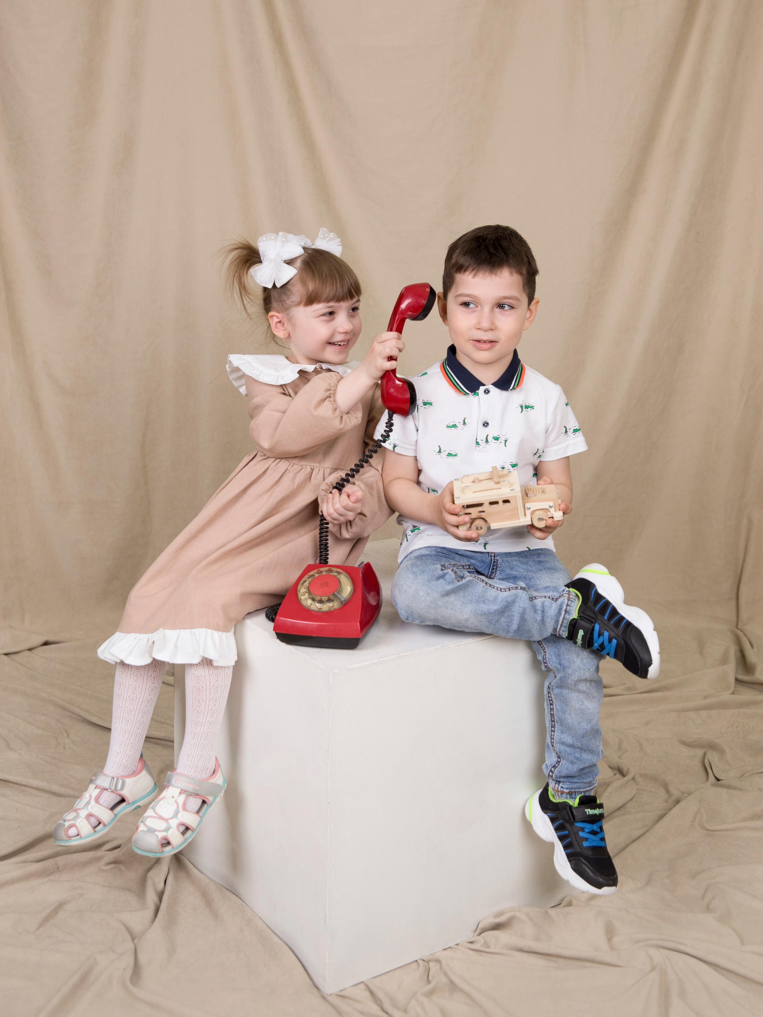 Общее фото в детском саду с выездным реквизитом в Тюмени. Выпускные альбомы в Тюмени для школ, садов, вузов спортивных секций