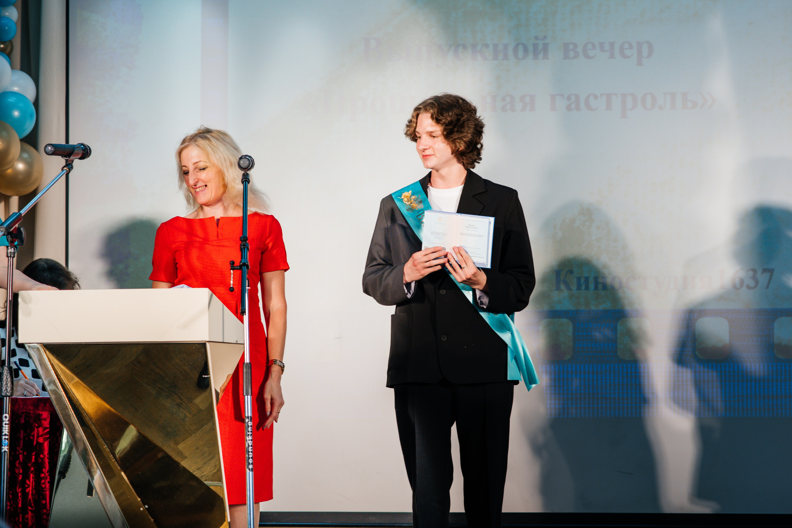Вручение аттестатов. Выпускные альбомы в Подольске Москве и МО