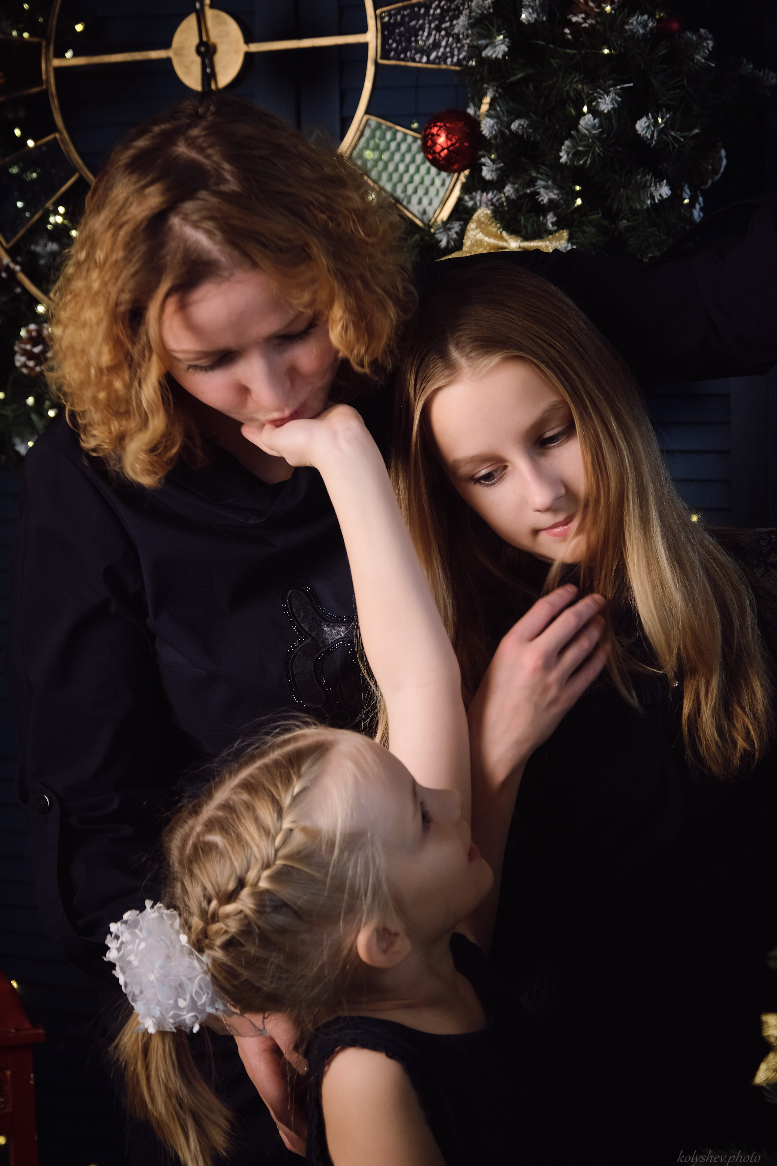 Семейная фотосессия мамы и дочек в студии в Москве фотограф Колышева Виктория. Портретный фотограф на новый год в Москве Виктория Колышева