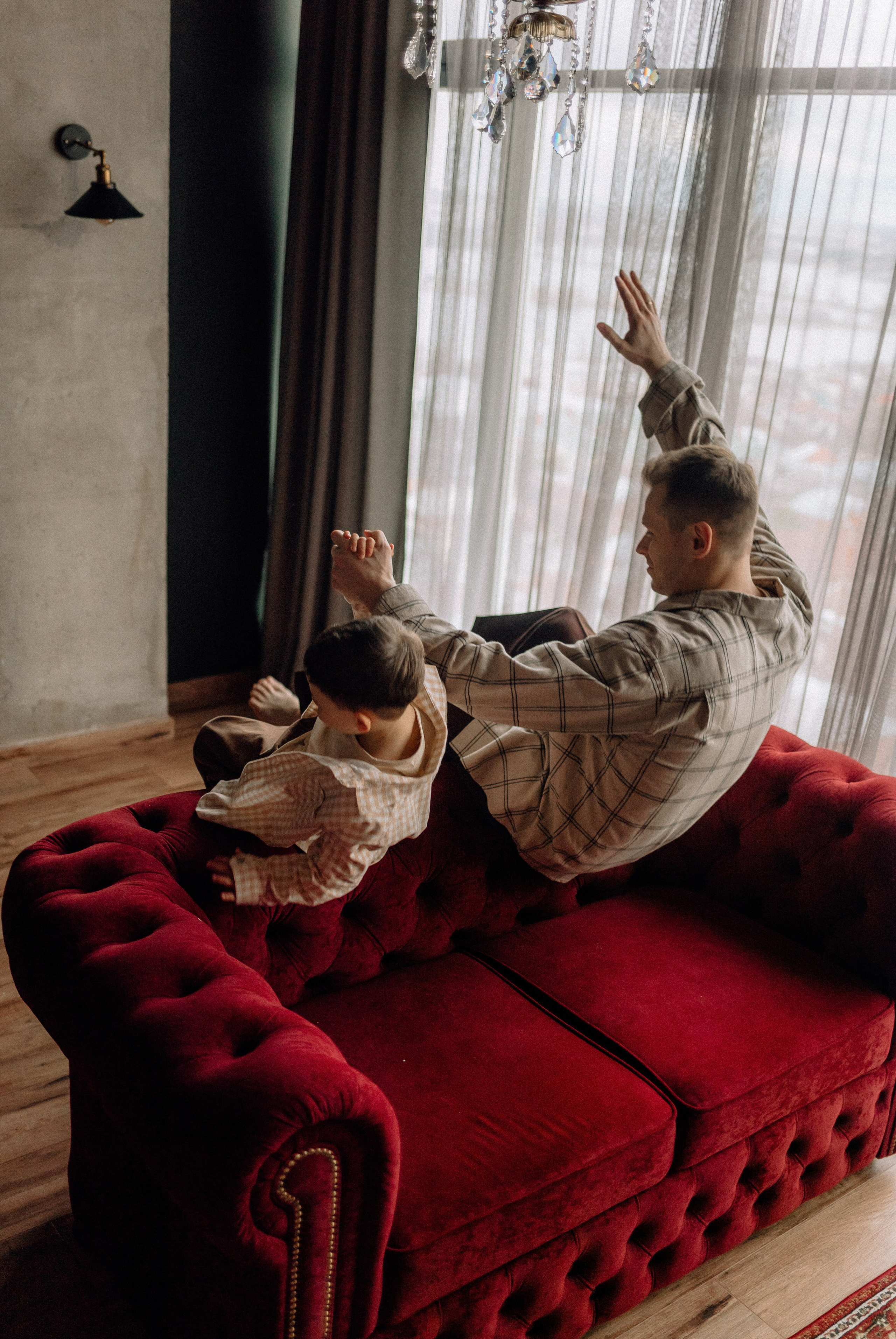 Звонко смеялись