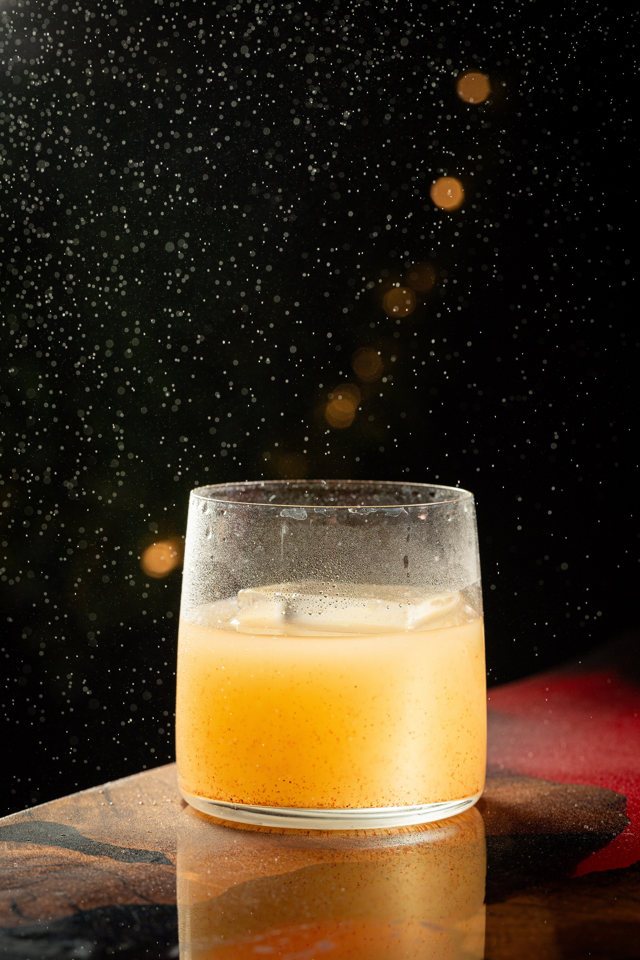 Коктейль с невысоком бокале, подача с брызгами