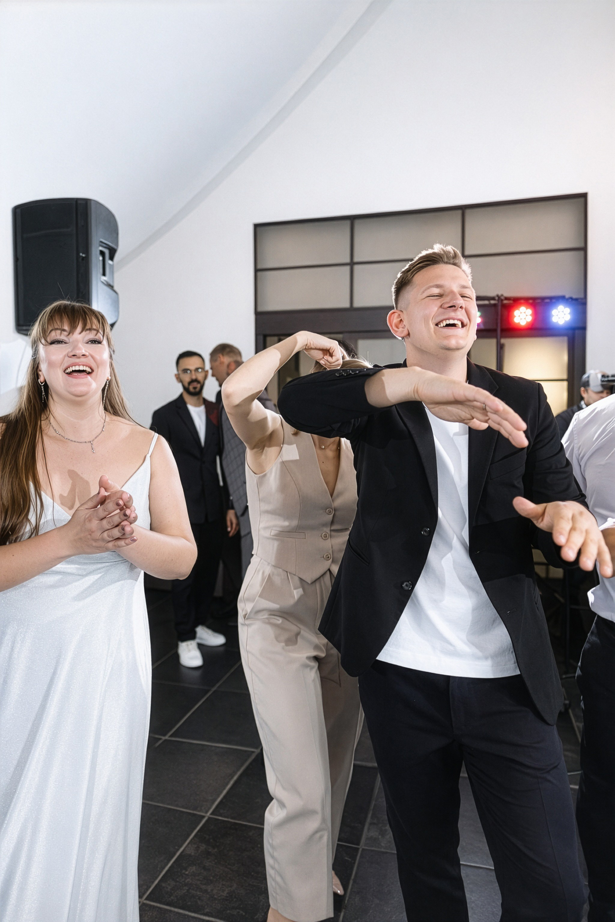 Свадебный фотограф в Екатеринбурге — Дмитрий и Анна в отеле Novotel. Фотограф Дмитрий Судаков — Свадебная и репортажная съемка в Екатеринбурге и Москве