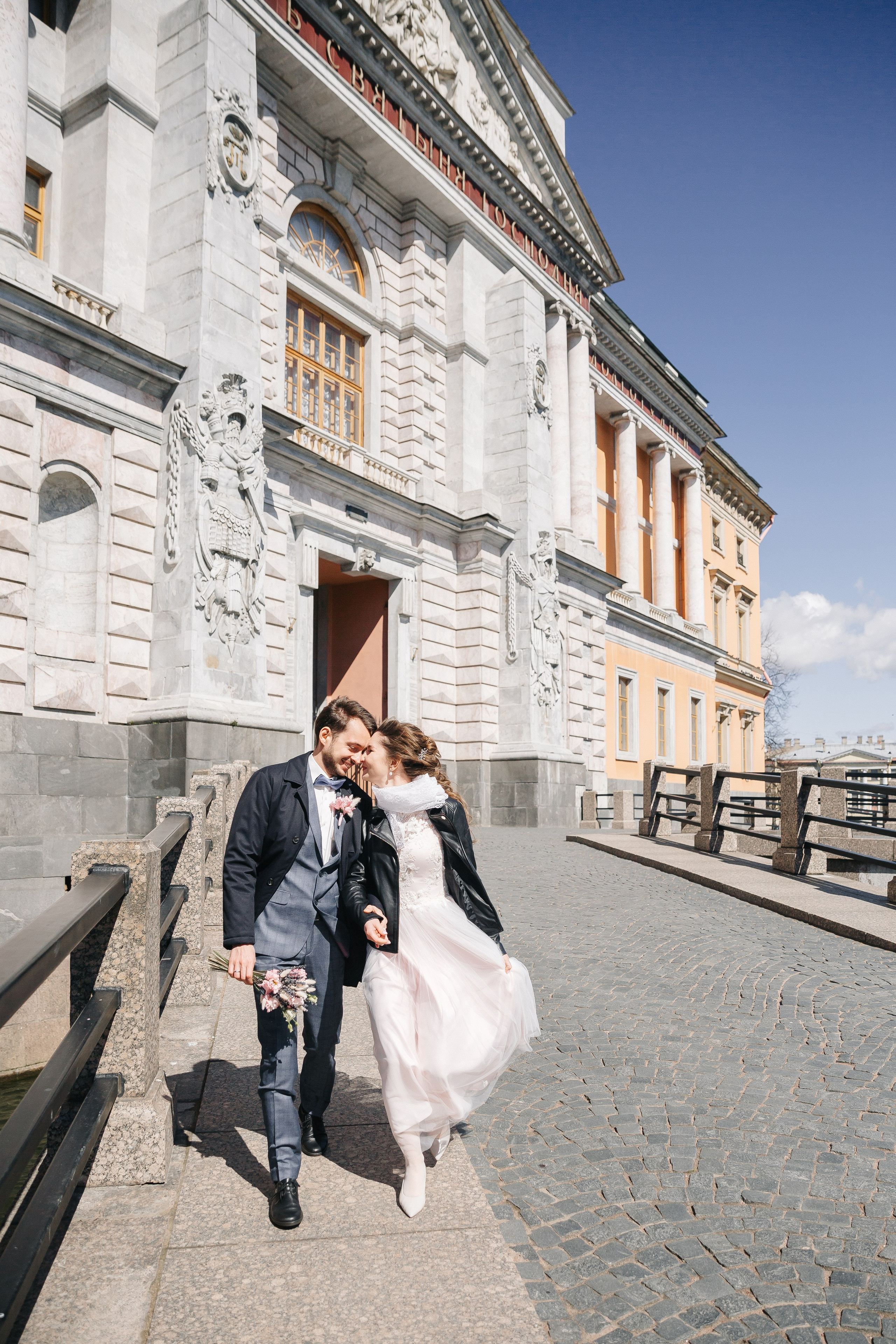МАЙ | Дворец № 1, Атланты, Эрмитажный дворик. Свадебный фотограф в Санкт-Петербурге Полина Корзухина
