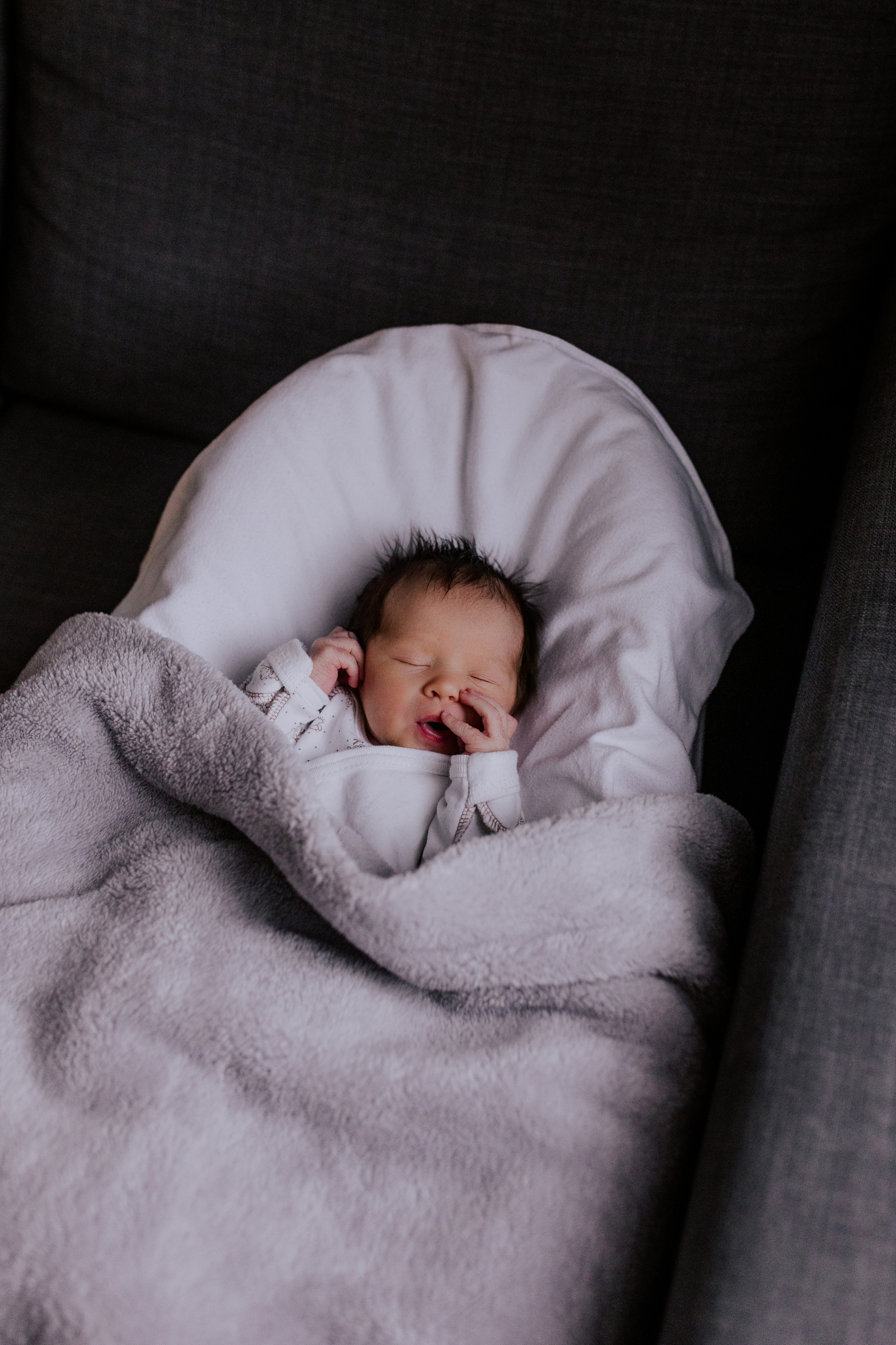 Домашняя съёмка с новорожденным в Тюмени. Фотограф Шелудкова Яна, город Тюмень