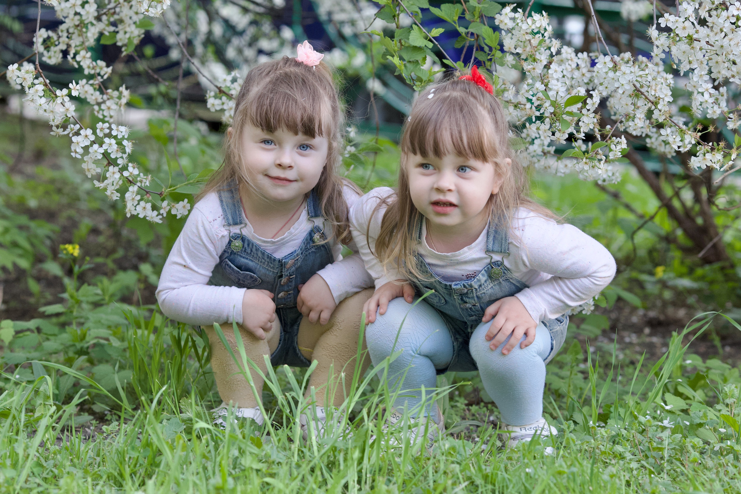 Фотосессия близняшек весной. Школьные выпускные альбомы в Москве Марина Николаева