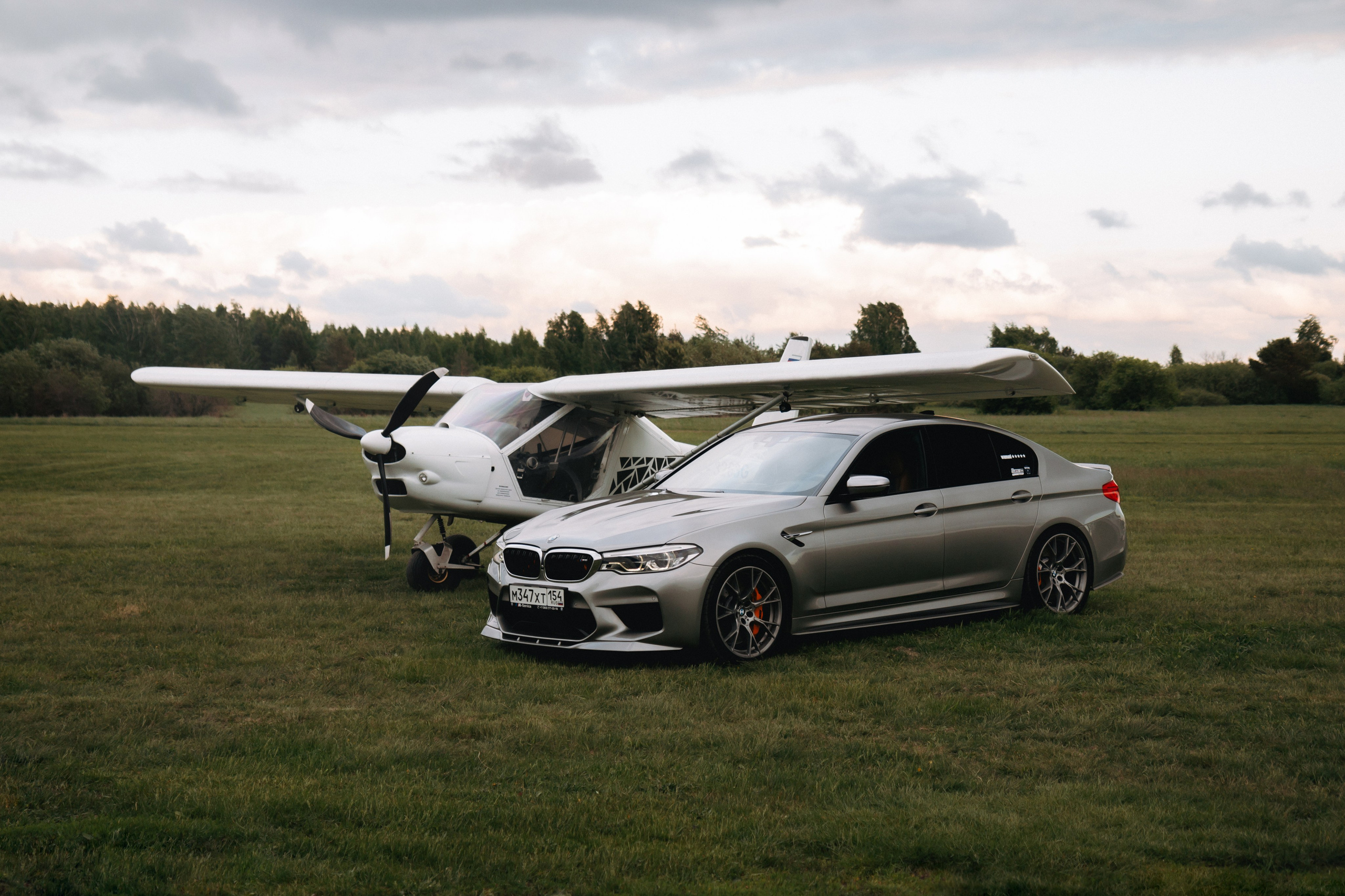 BMW M5 with plane. Автомобильный фотограф и видеограф в Новосибирске|Александра Косухина