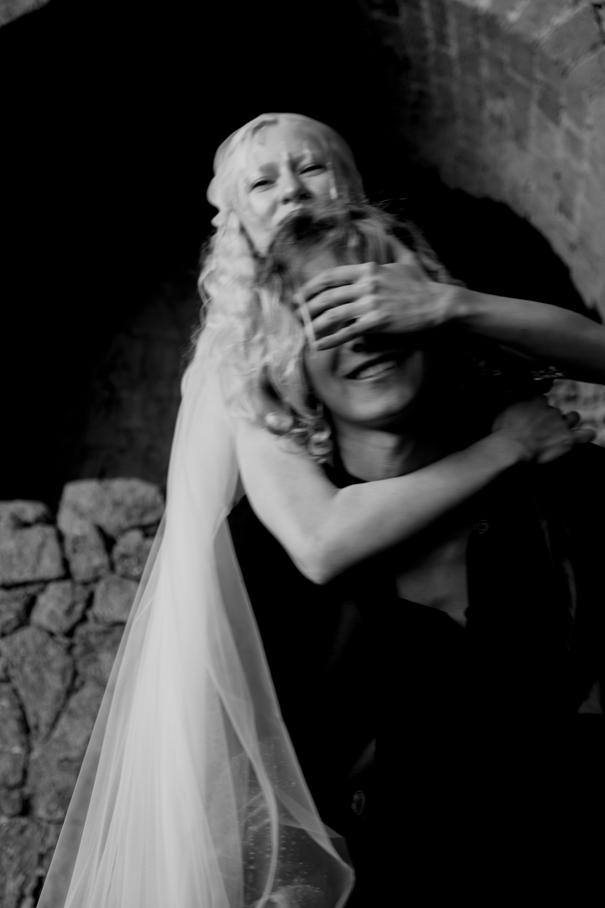 Свадебная фотосессия на Тропе Глицина Судак. Профессиональная фотосъемка в Крыму. Натуральные эмоции и живые кадры. Забронируйте дату прямо сейчас!