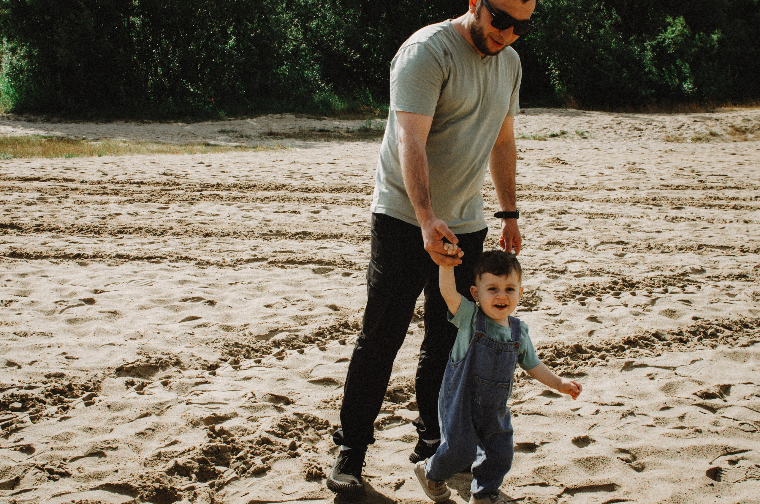 Адам с папой на пляже