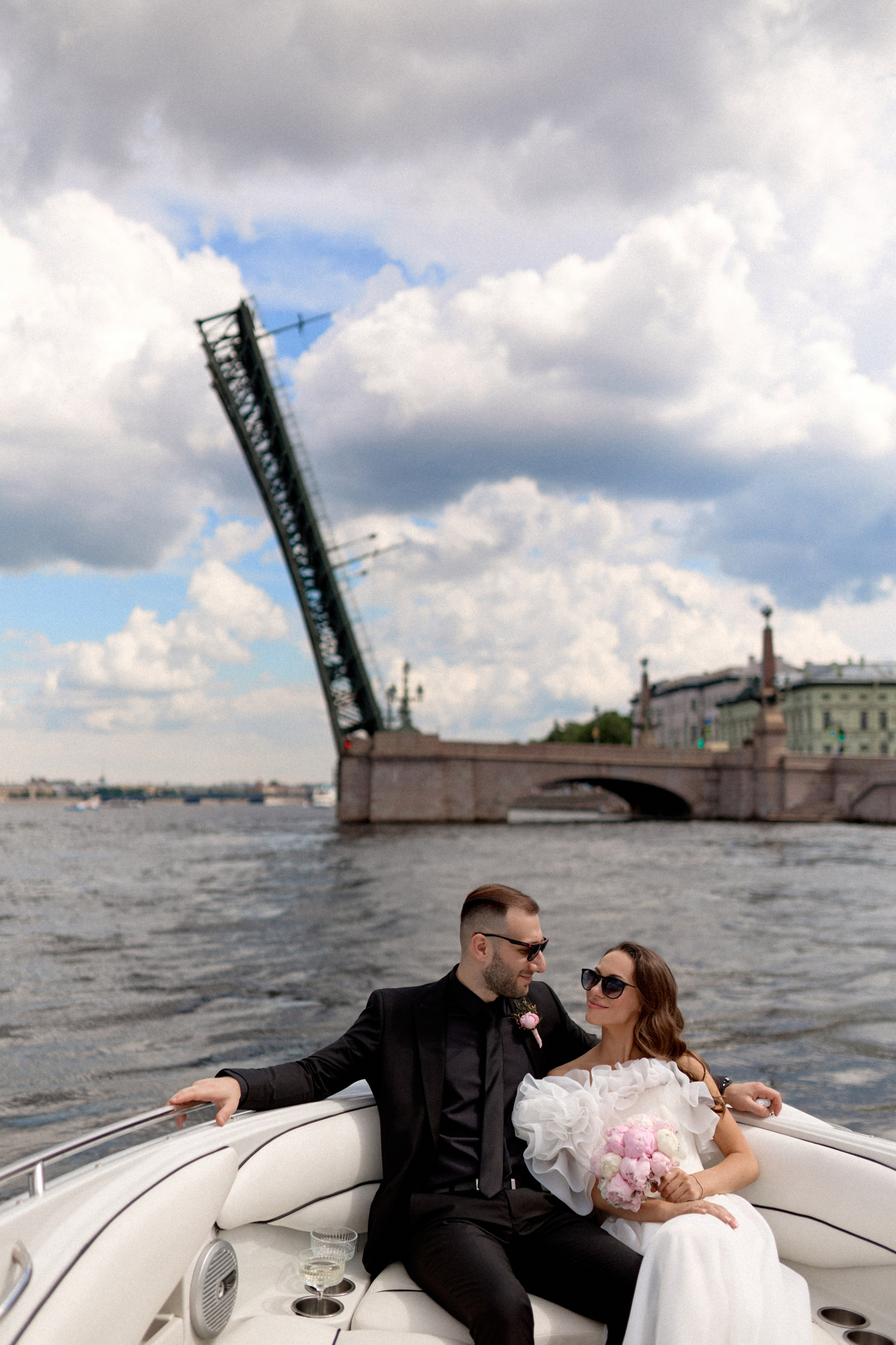 Свадебная фотосессия на катере в Санкт-Петербурге. Сестры Карабаза. Фотографы и ретушеры в Москве и Санкт-Петербурге