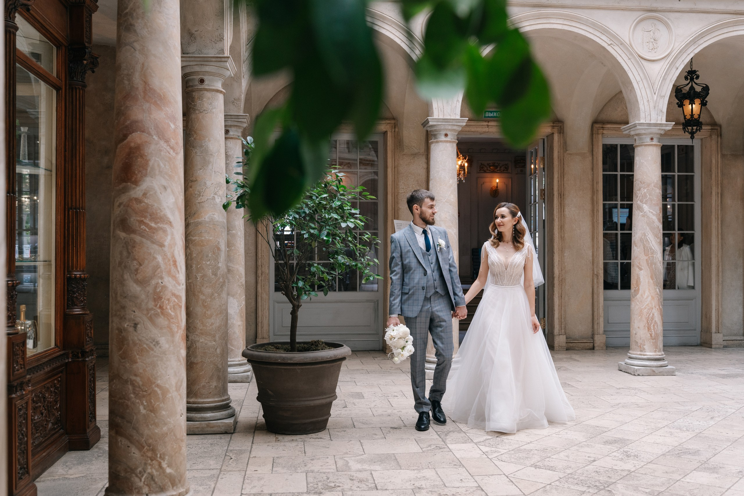 Свадебная фотосессия в отеле Золотое кольцо (Golden Ring Hotel) и ресторане Турандот