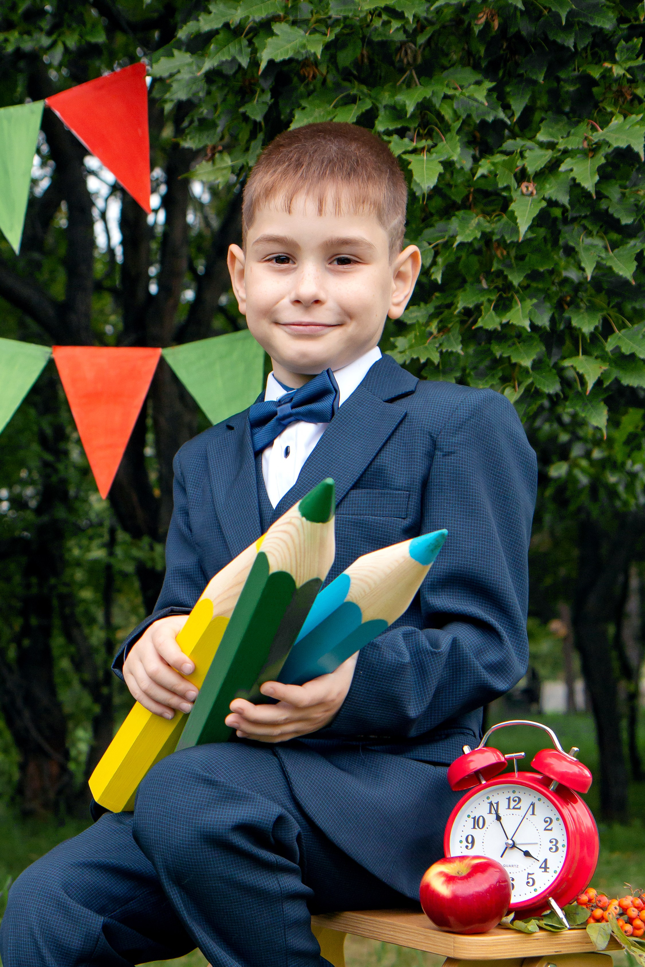 Школьная фотосессия на улице. Фотограф в Шелехове, лучшие выпускные альбомы в Шелехове