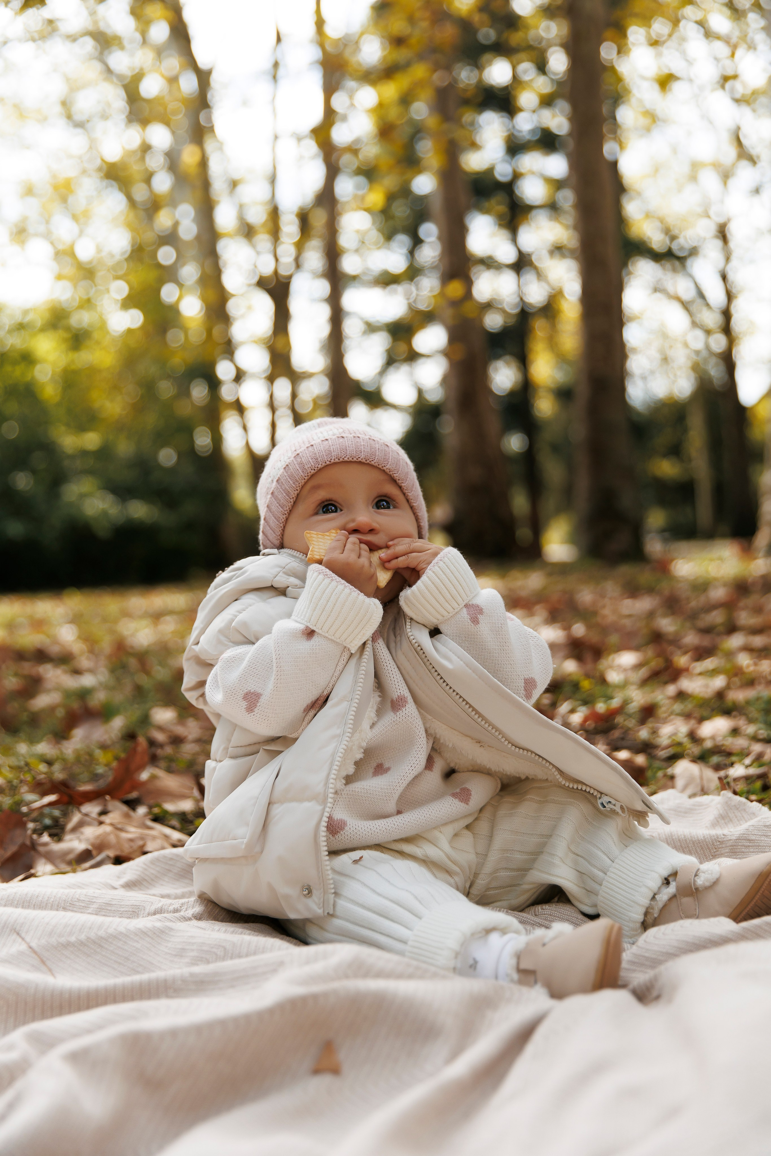 «Embracing Autumn: A Family Adventure Amidst Golden Leaves»