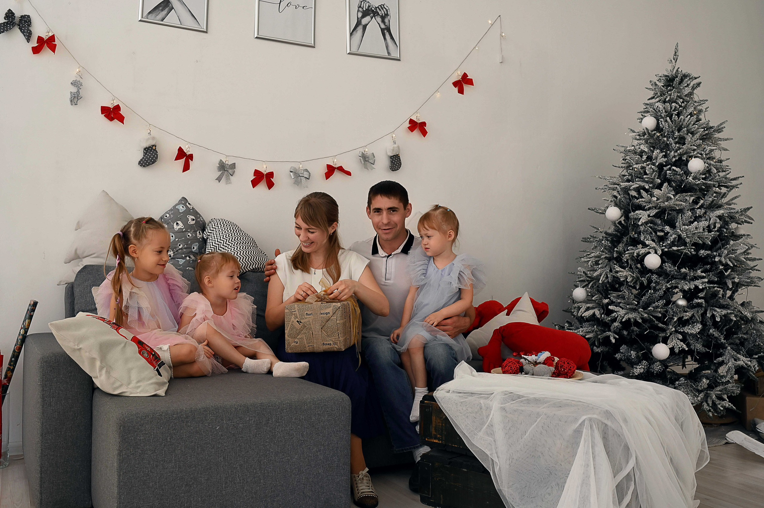 Александр, Юлия, Тася, близнецы Ульяна и Анечка. Фотографы крещения/венчания  Красноярск Татьяна и Вячеслав Переваловы