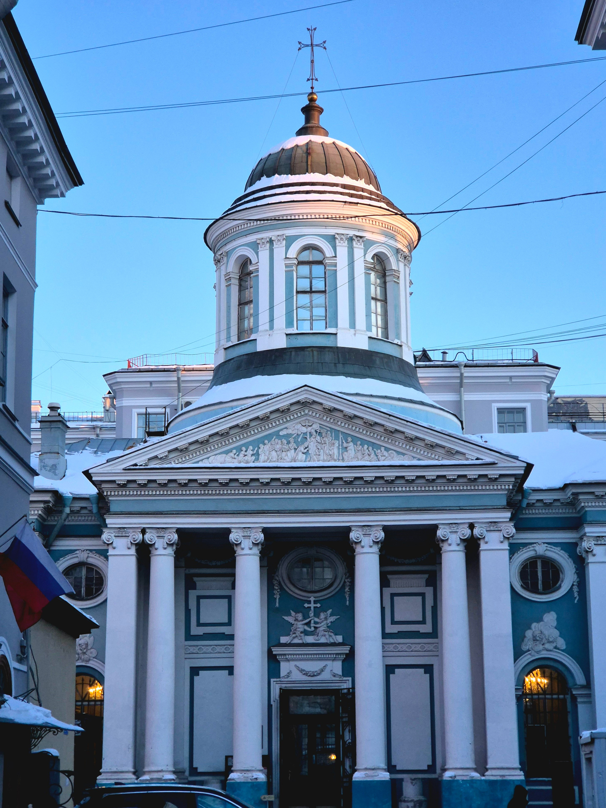 Короткими перебежками, заныривая в кафе и книжные магазины, чуть отогреть нос и щеки