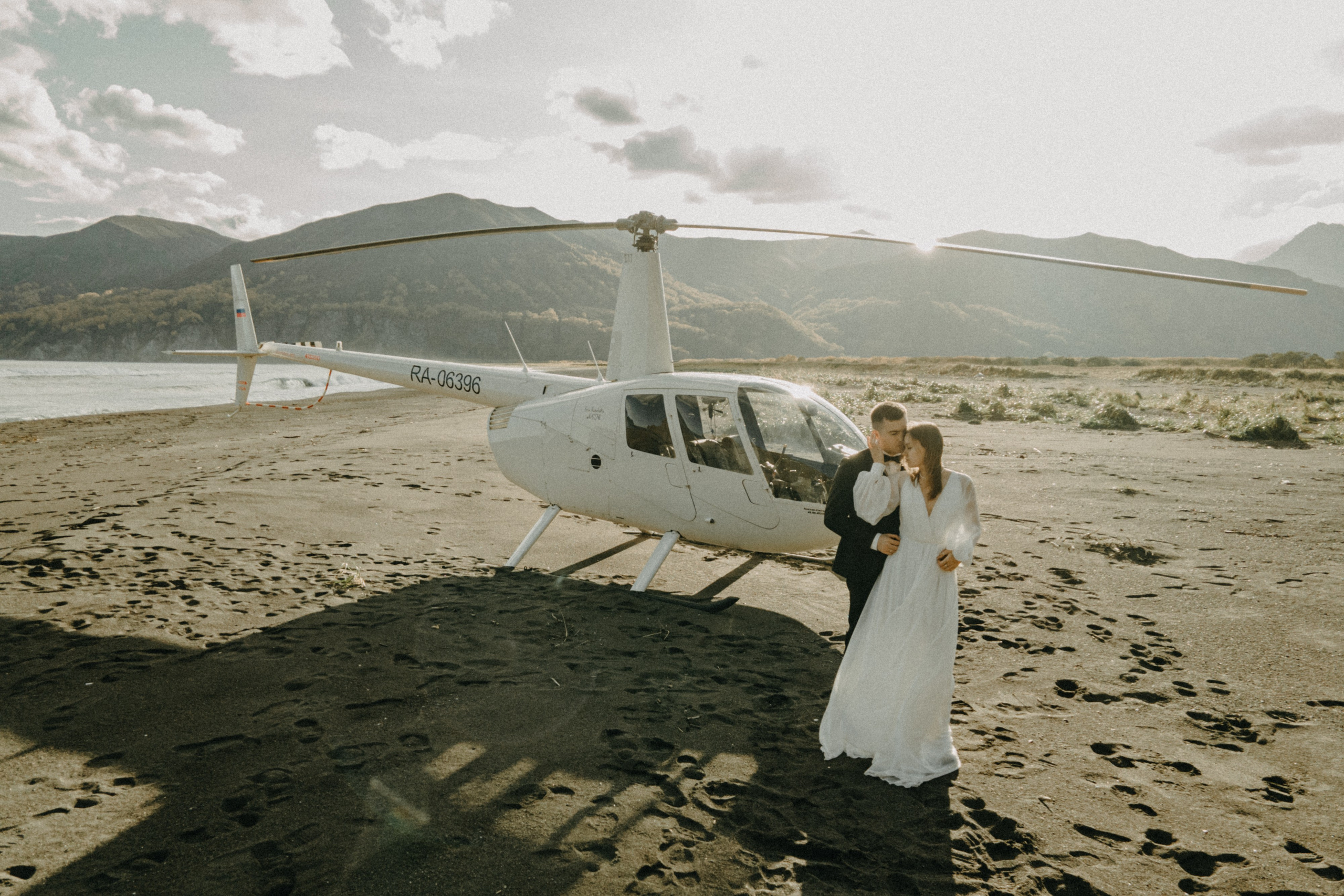 Вертолетный полет Бухта Жировая. Свадебное фото и видео на Камчатке. Туристические маршруты