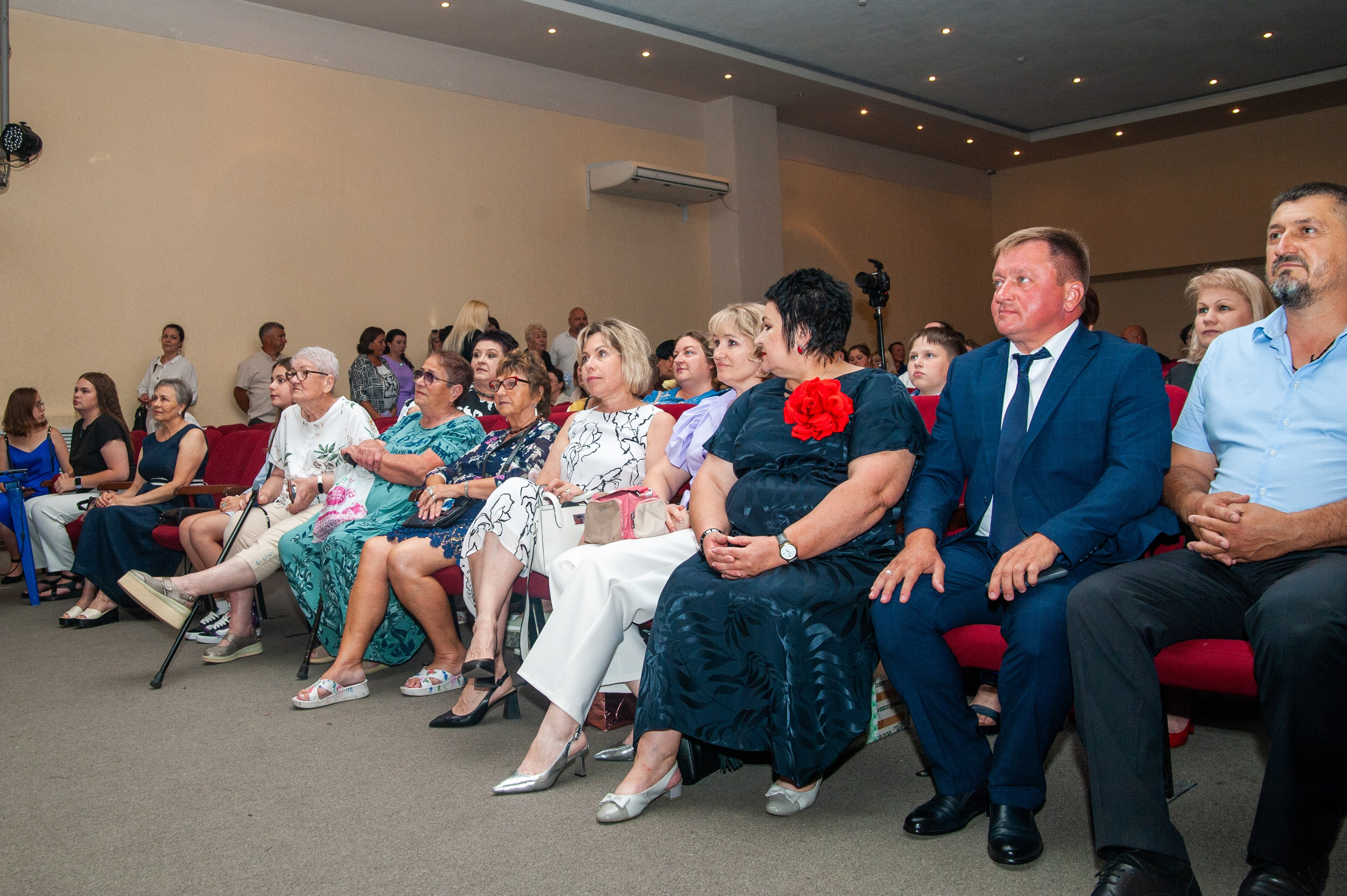 Выпускной МАОУ СОШ № 17 им. Эдуарда Есаяна. Свадебный и семейный фотограф Денис Лукьянов в Краснодаре, Краснодарском крае и Республике Крым