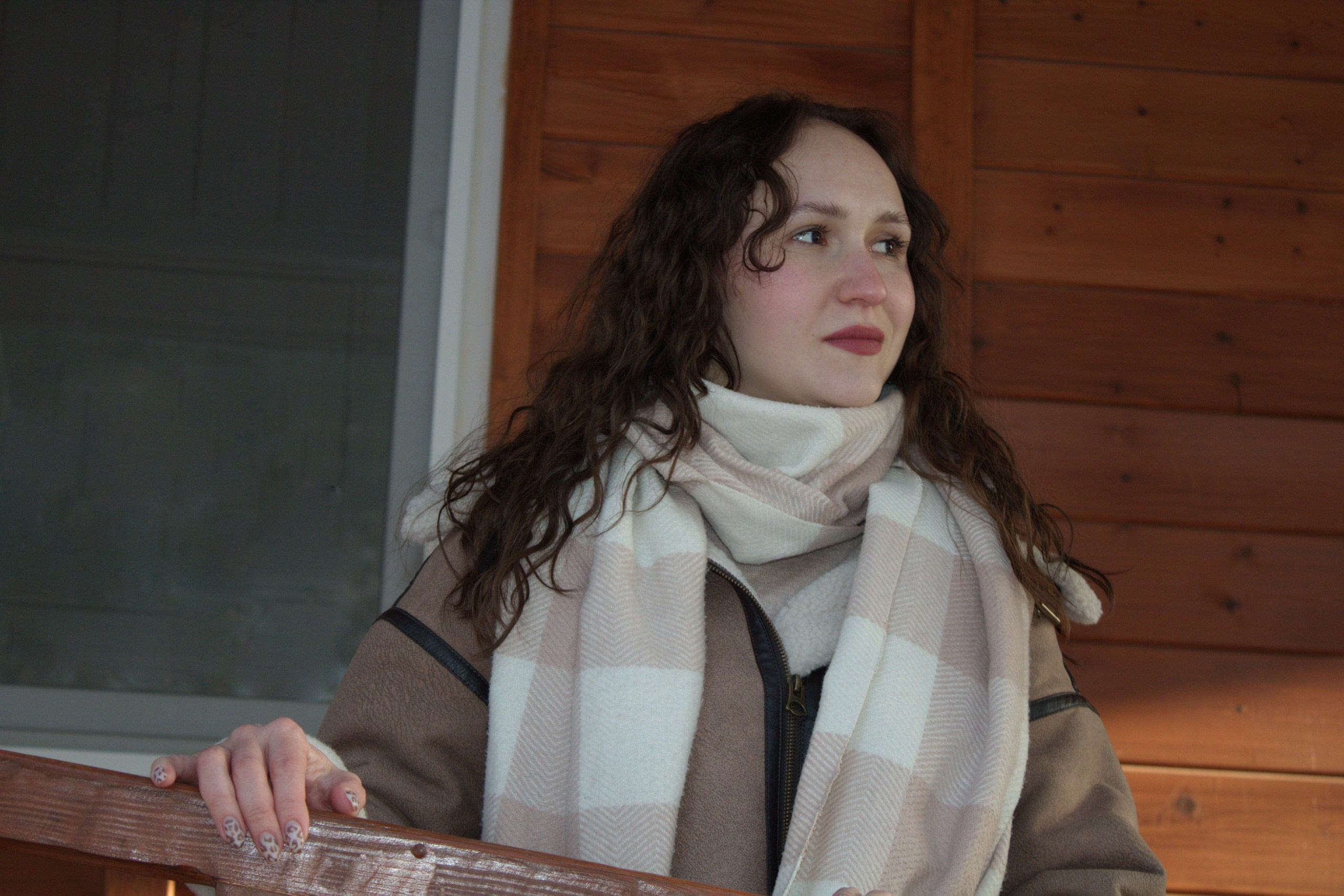 девушка стоит на балконе и всматривается вдаль