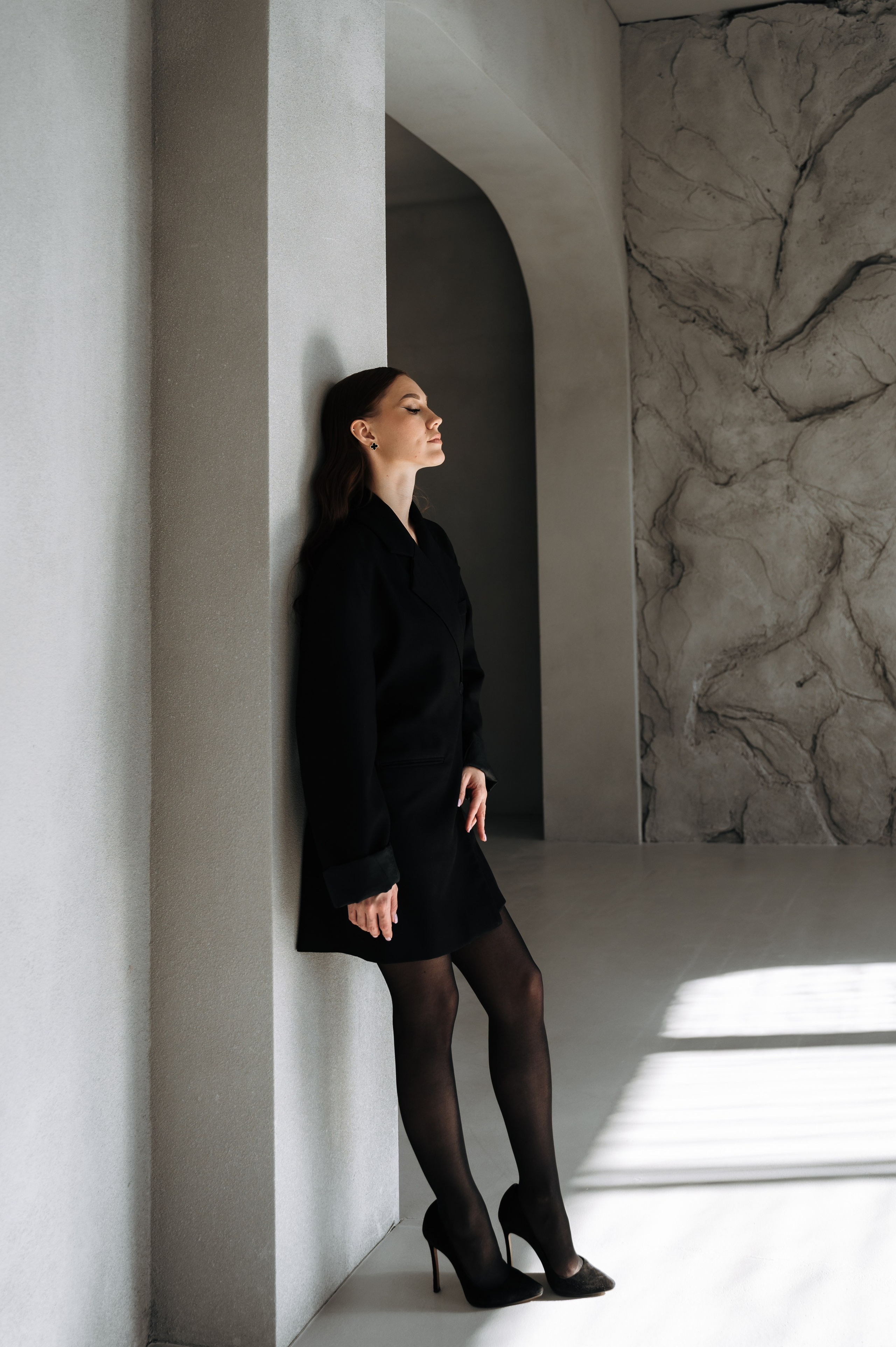 Настя — фотосессия в темной студии с хрустальной люстрой. Портретный и семейный фотограф в Екатеринбурге Мария Чахеева