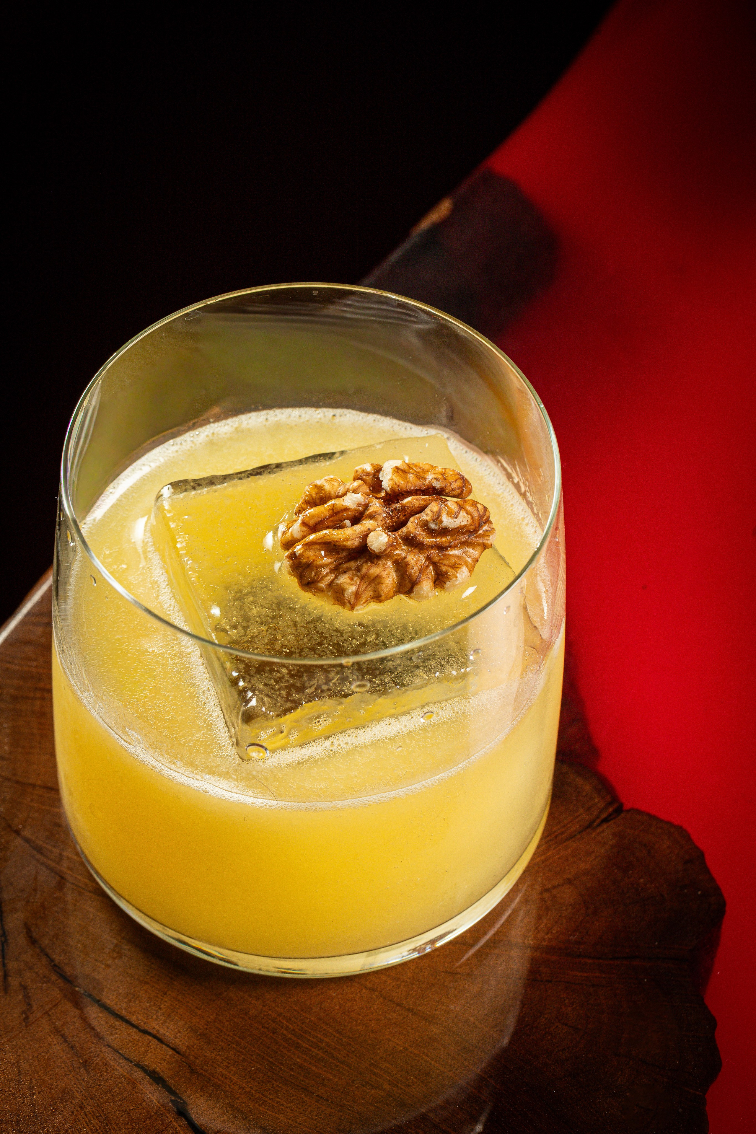 Коктейль из мёда. Украшен грецким орехом