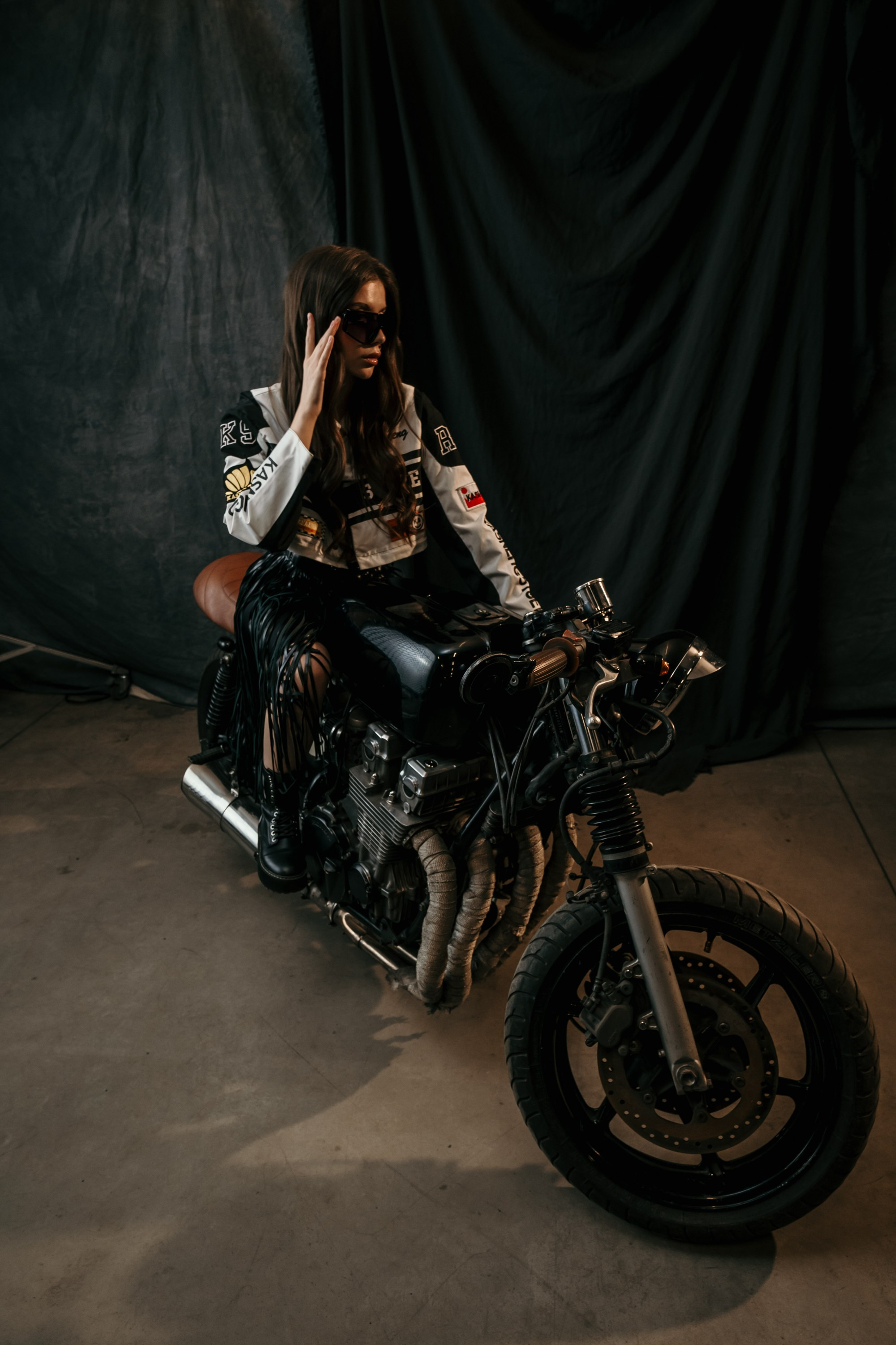 Фотосессия с мотоциклом в студии Санкт-Петербург. Свадебный, семейный, портретный, репортажный фотограф в Санкт-Петербурге