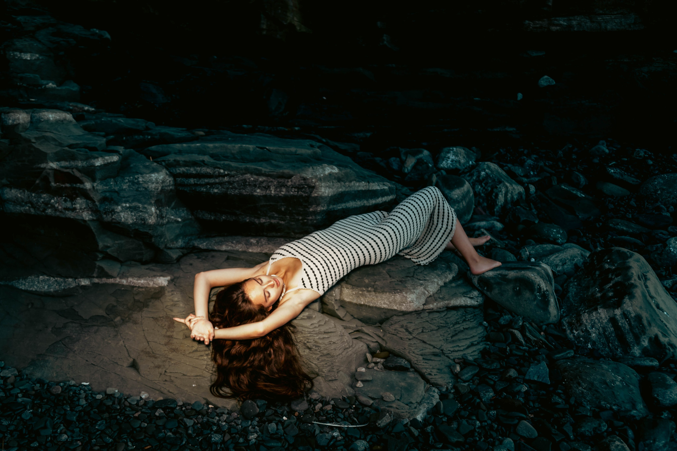 Еся и скалы. Фотограф Алексей Федорищев