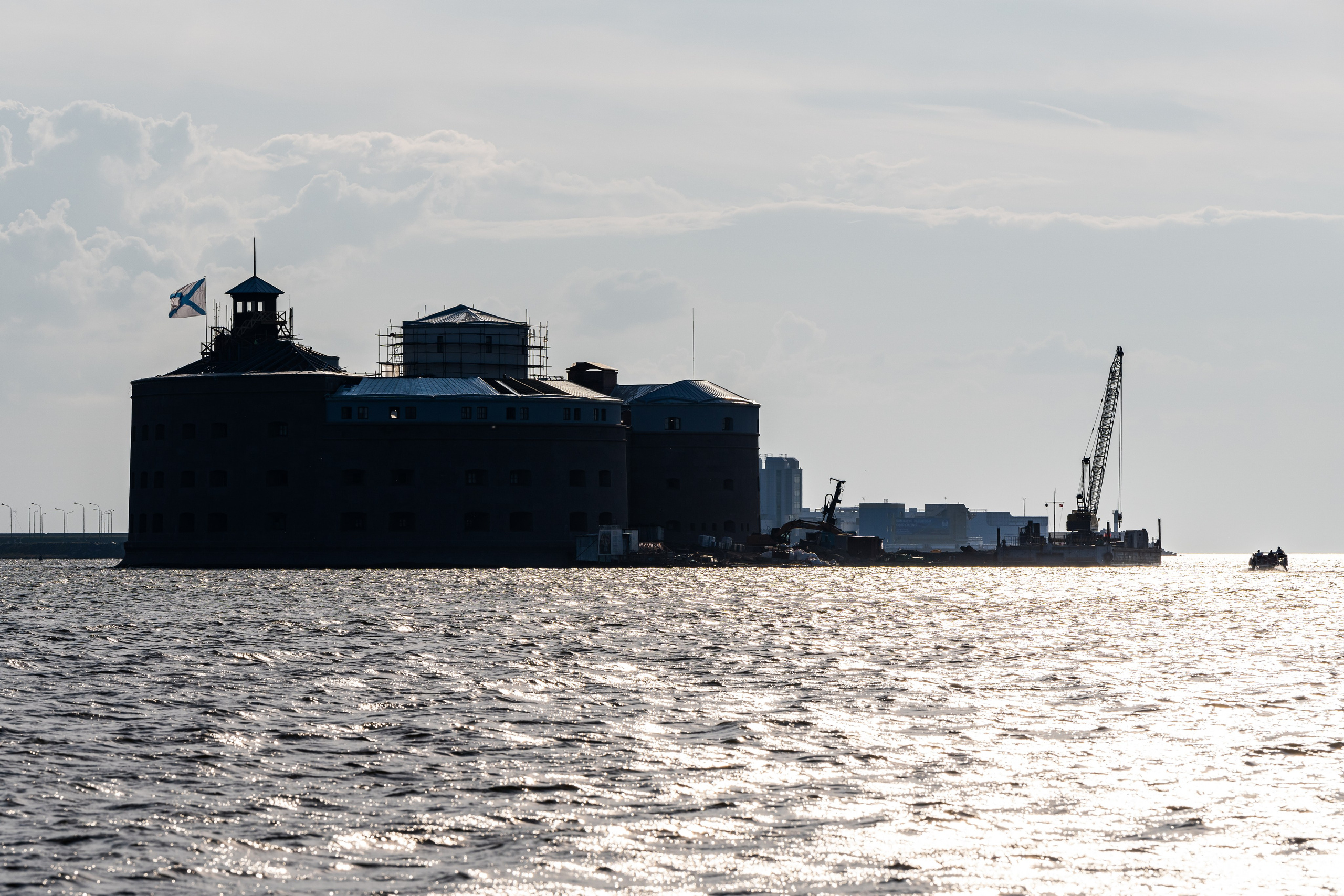 Форт Кронштадта в лучах заходящего солнца