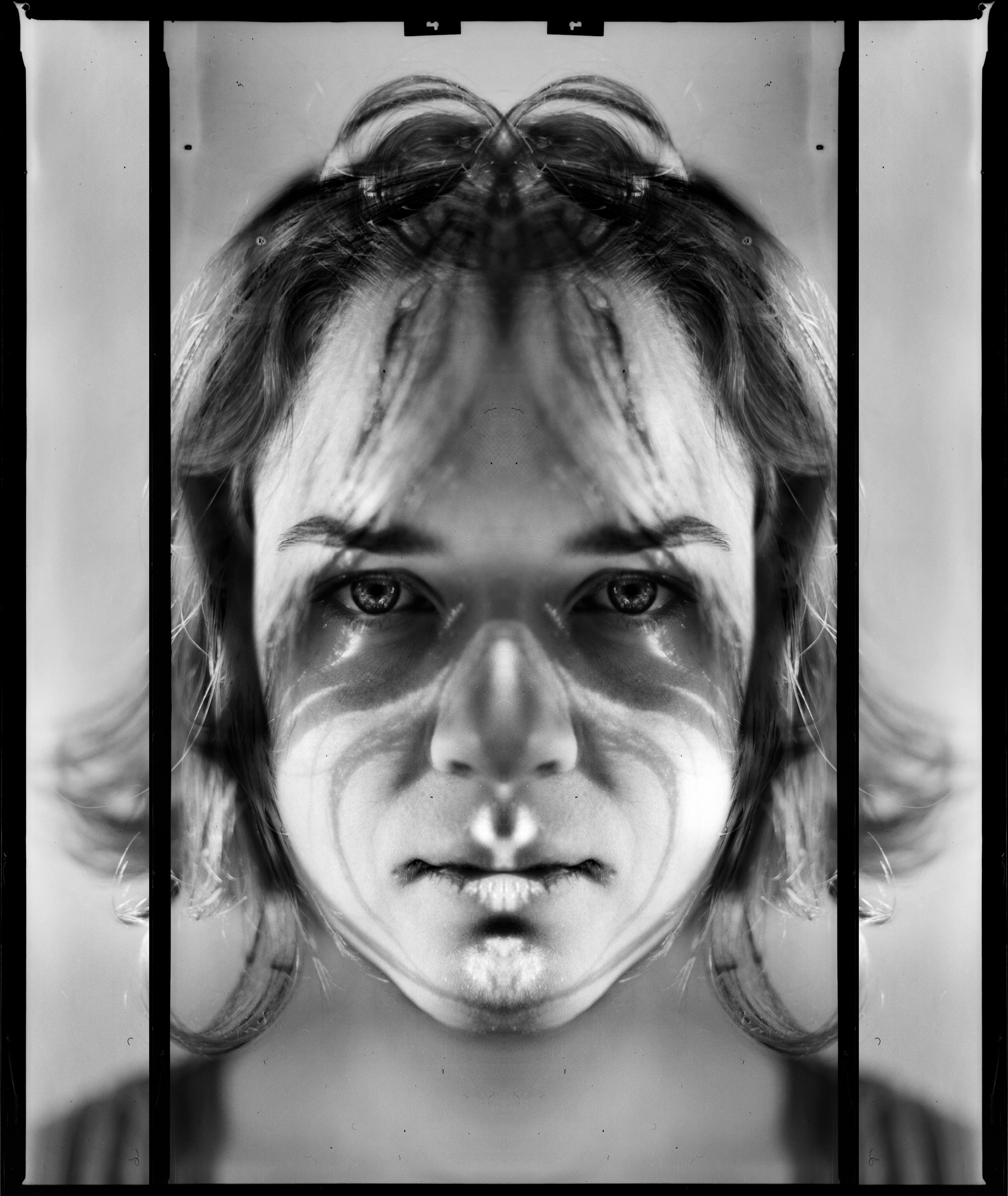 Концептуальная фотография, широкий формат на листовую плёнку Ilford Delta 100, формата 9×12 см. Мультиэкспозиция в момент печати не съемки. Портретный и художественный фотограф в Москве Пётр Корень