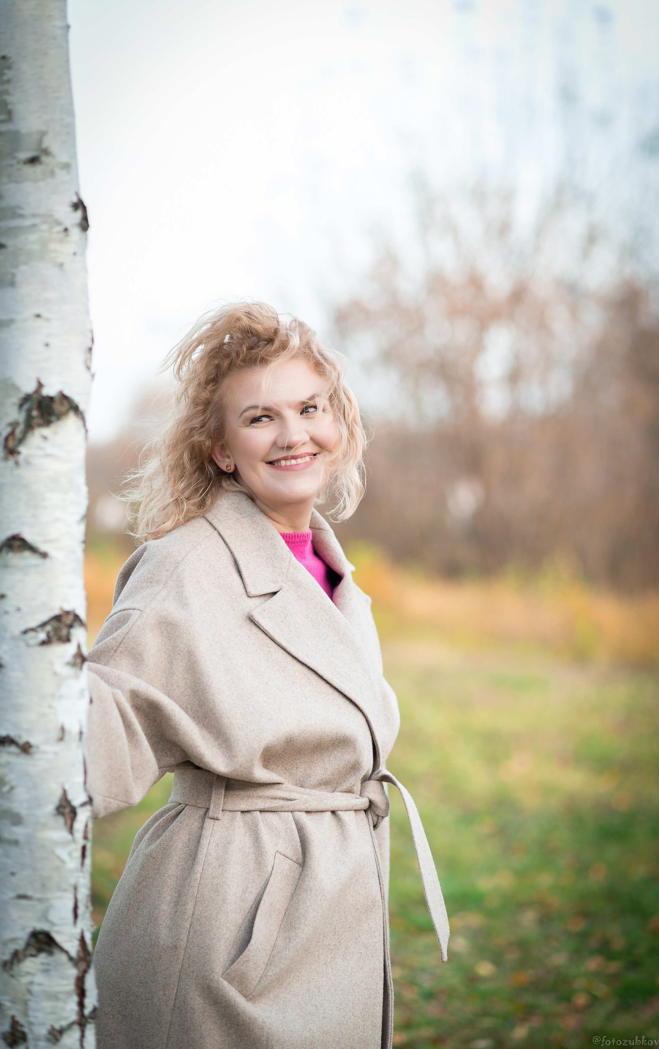 Лучезарная девушка в березках